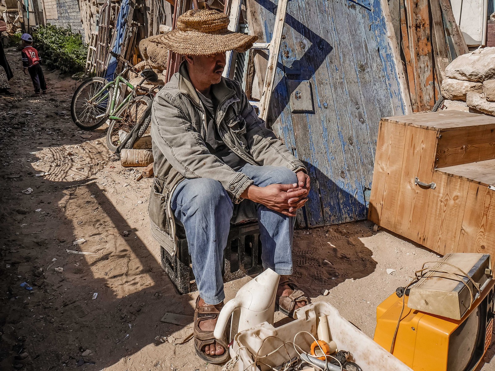 Au cœur d'une brocante au Maroc.