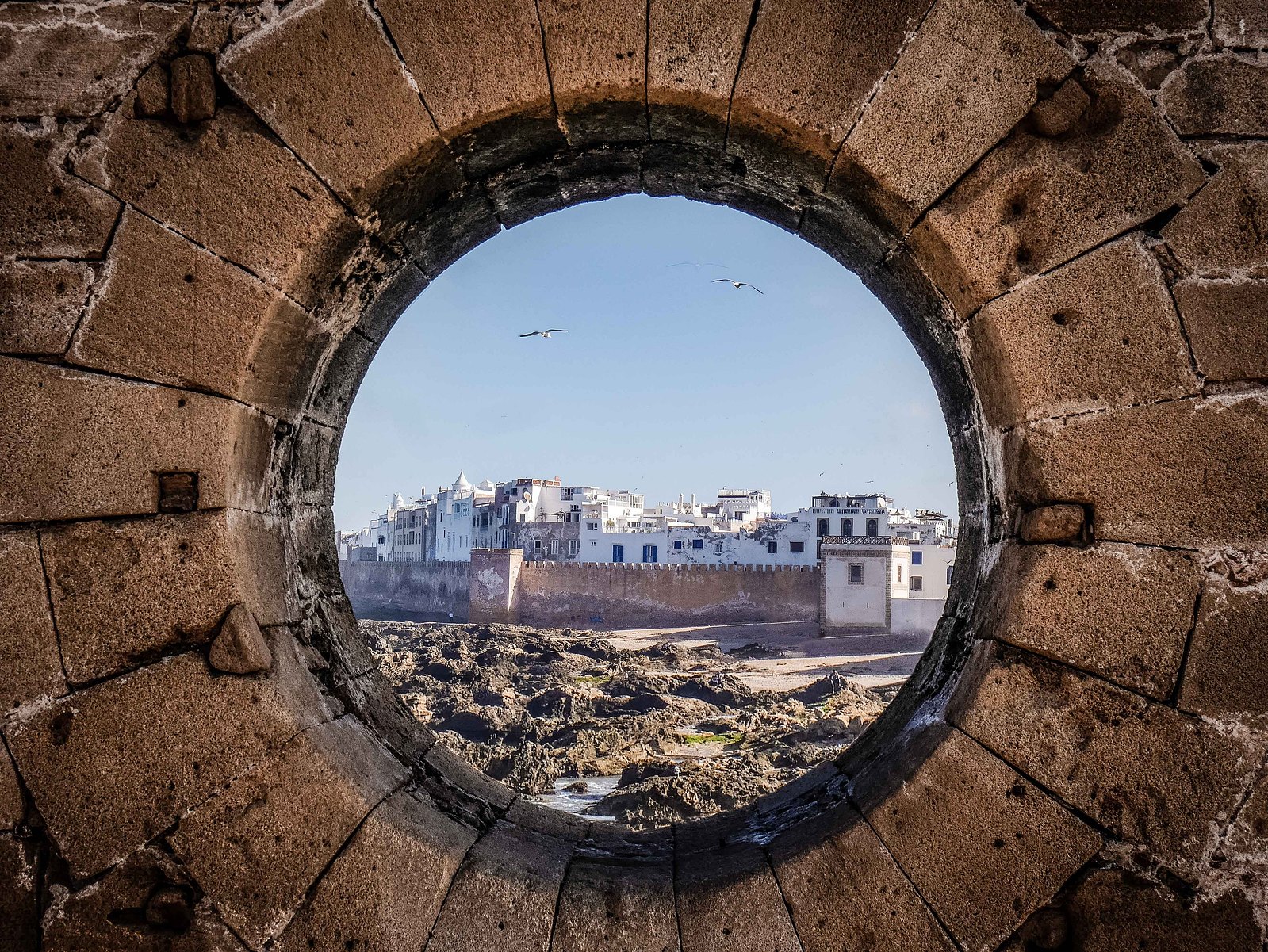 Vu sur la médina d'Essaouira à travers un rond.