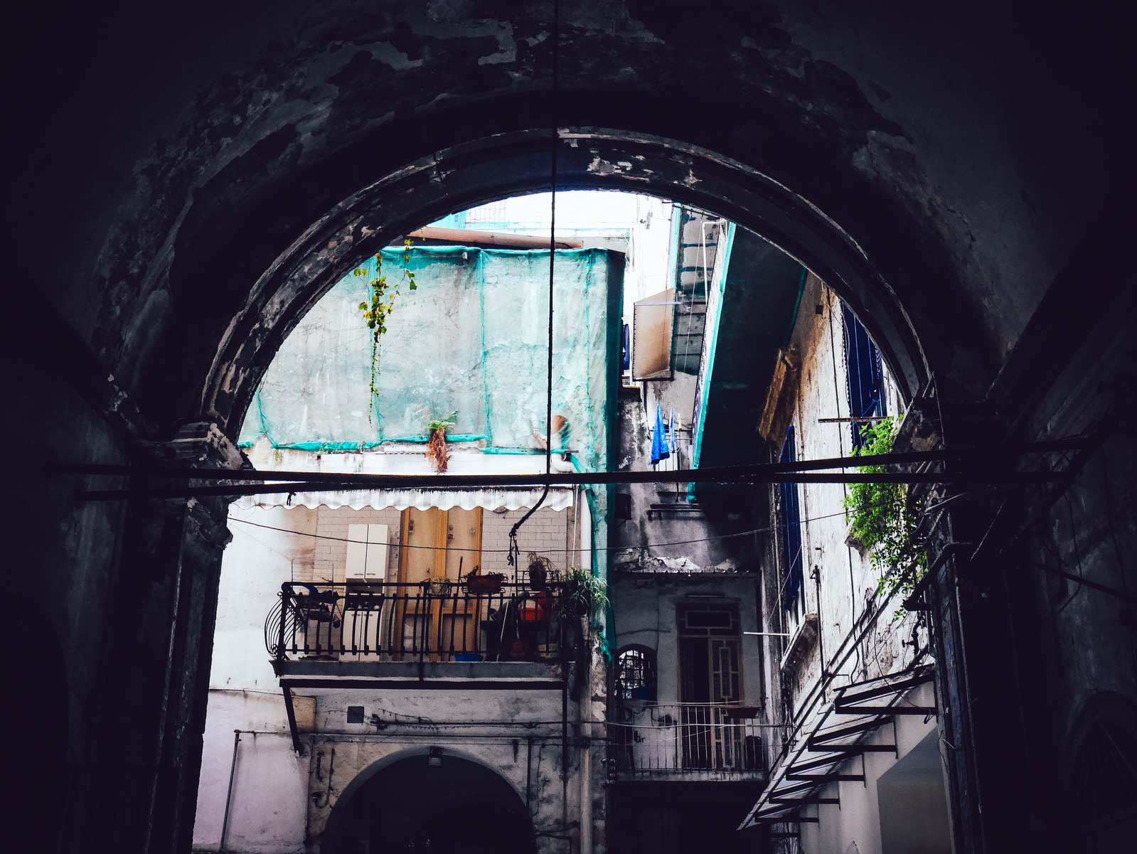 La cour d'un immeuble en Italie.