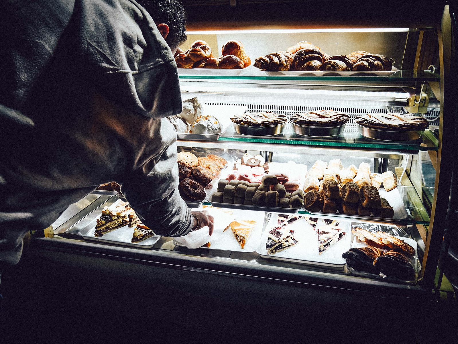 Un homme prend des pâtisseries italienne.