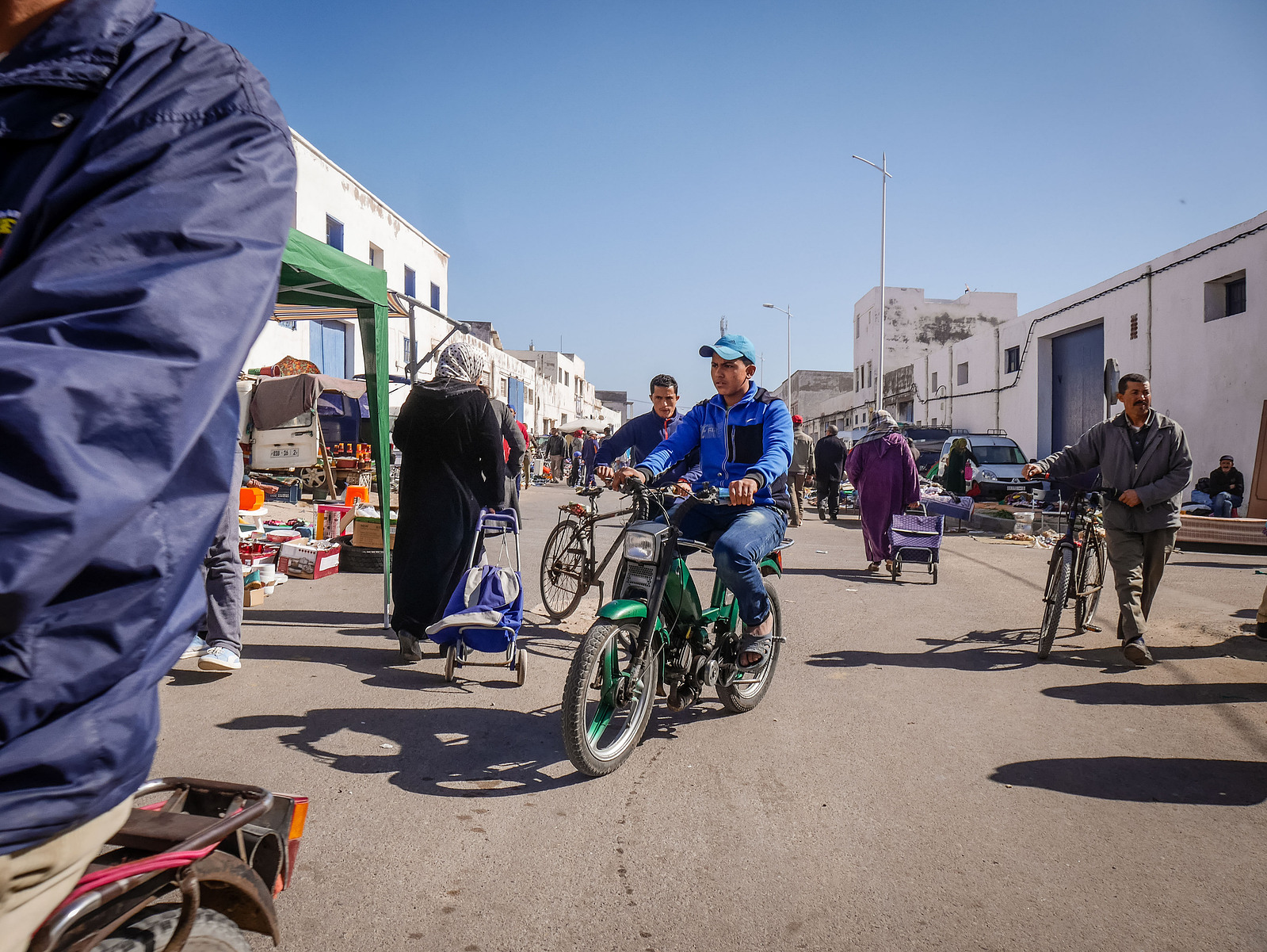 Au cœur d'une brocante au Maroc.