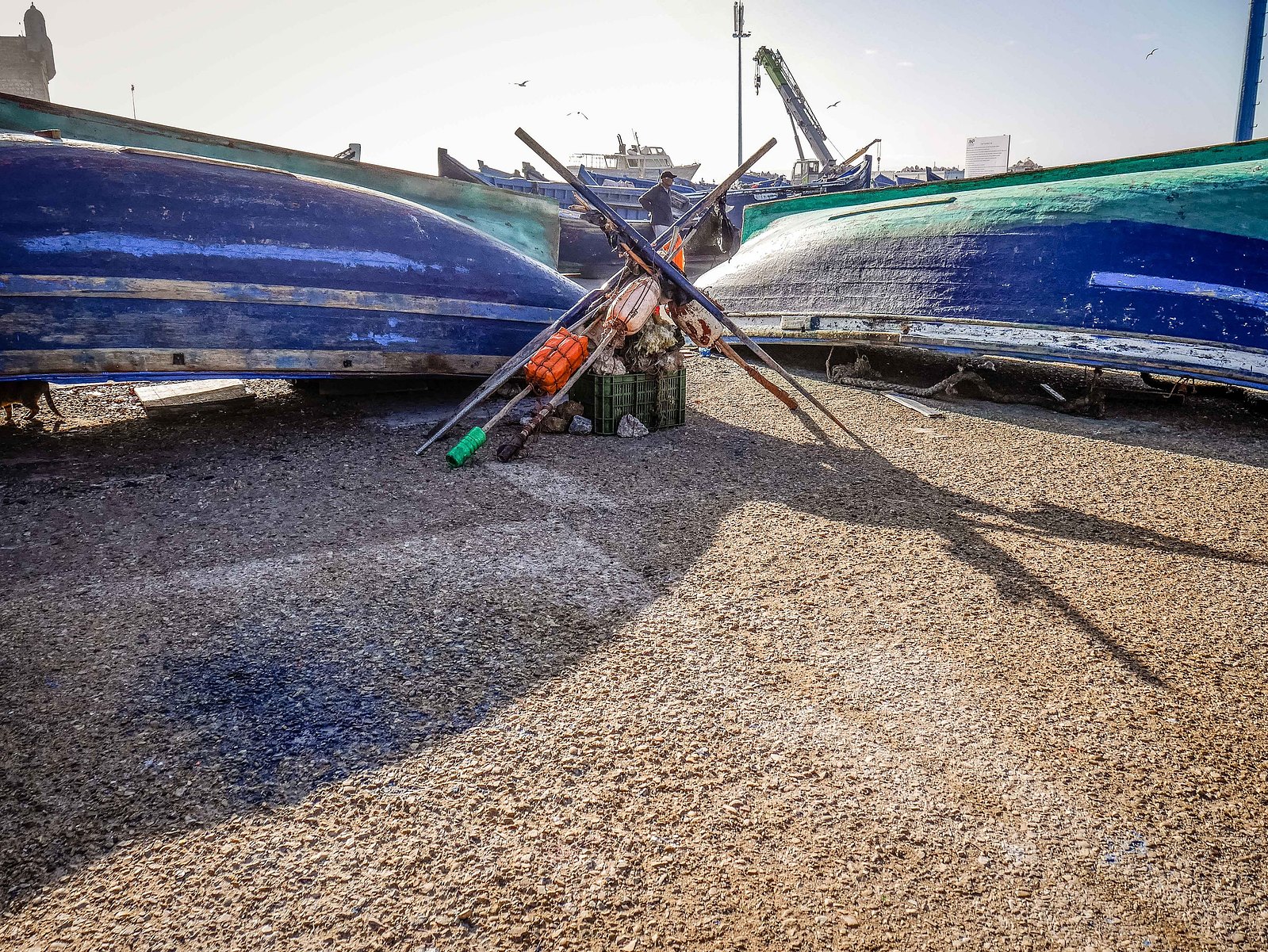 Des bateaux bleus de pêche en réparation.