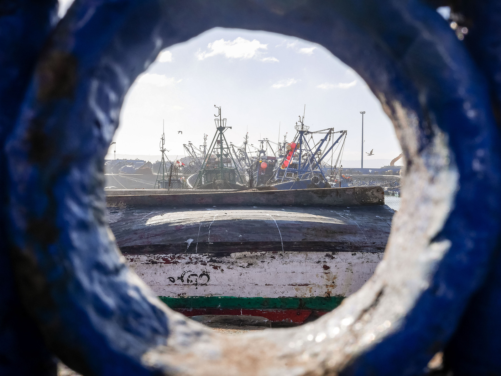 Des bateaux vu à travers une grille.