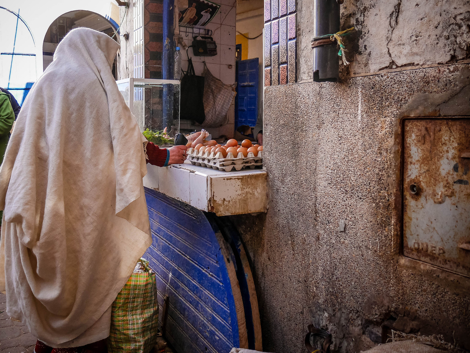 Une femme marocaine en train d'acheter des œufs.