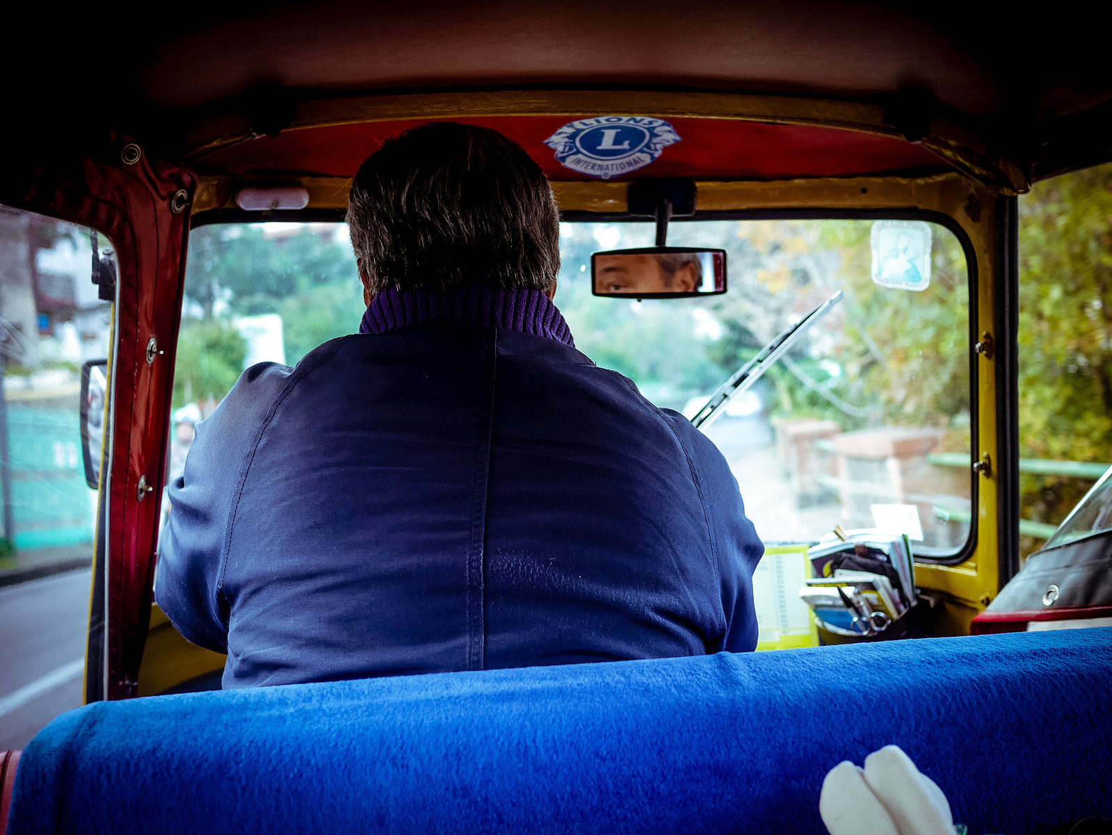 Un conducteur de tuk tuk.