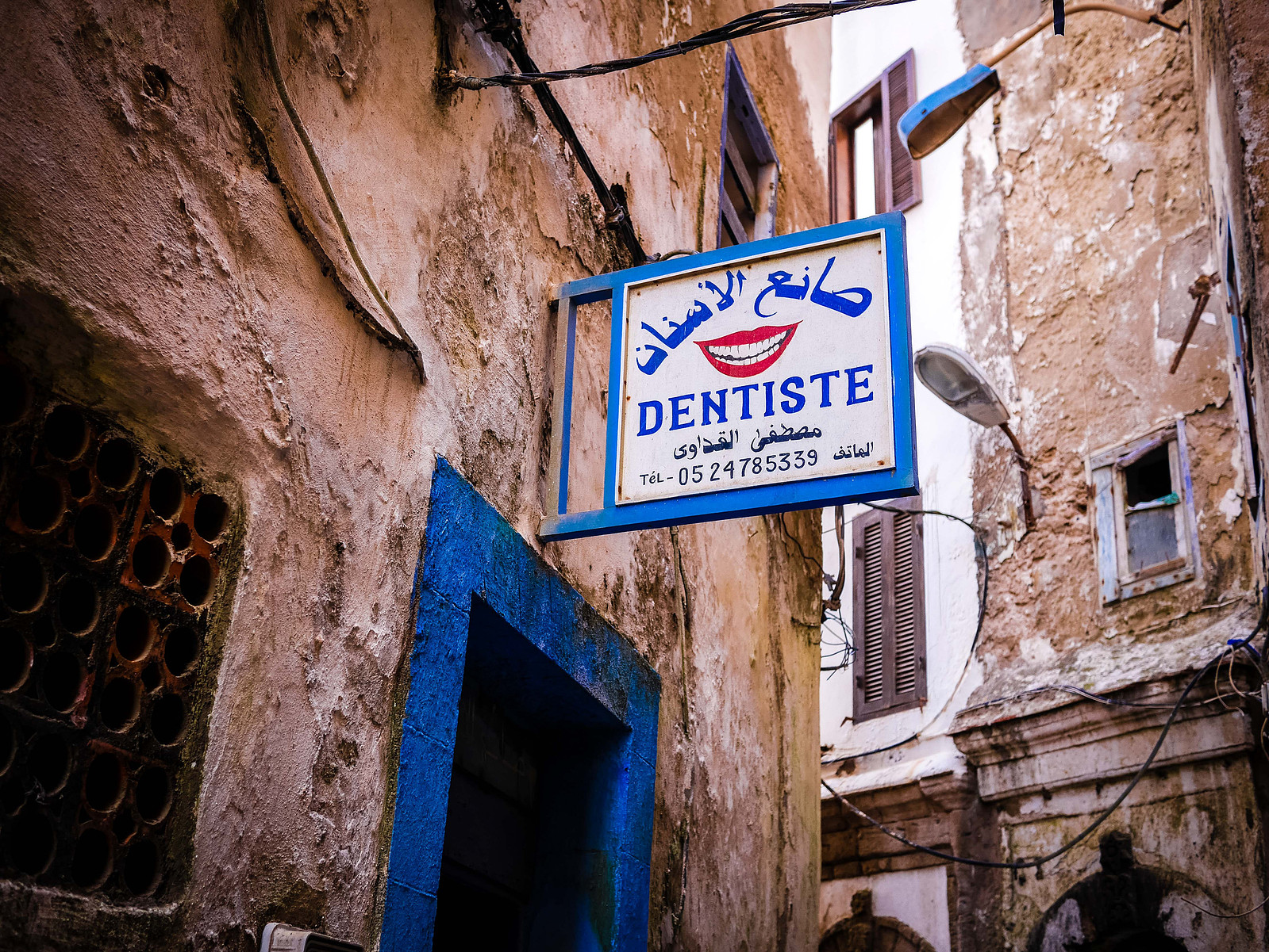 Un panneau dentiste old school au Maroc.