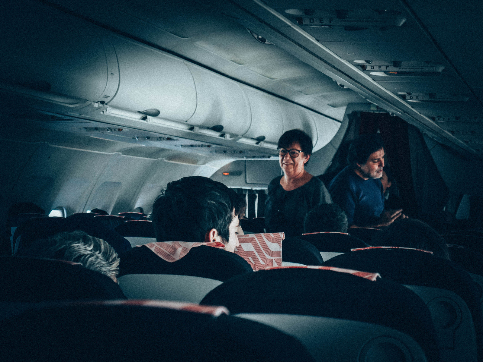 Une femme qui marche dans un avion.