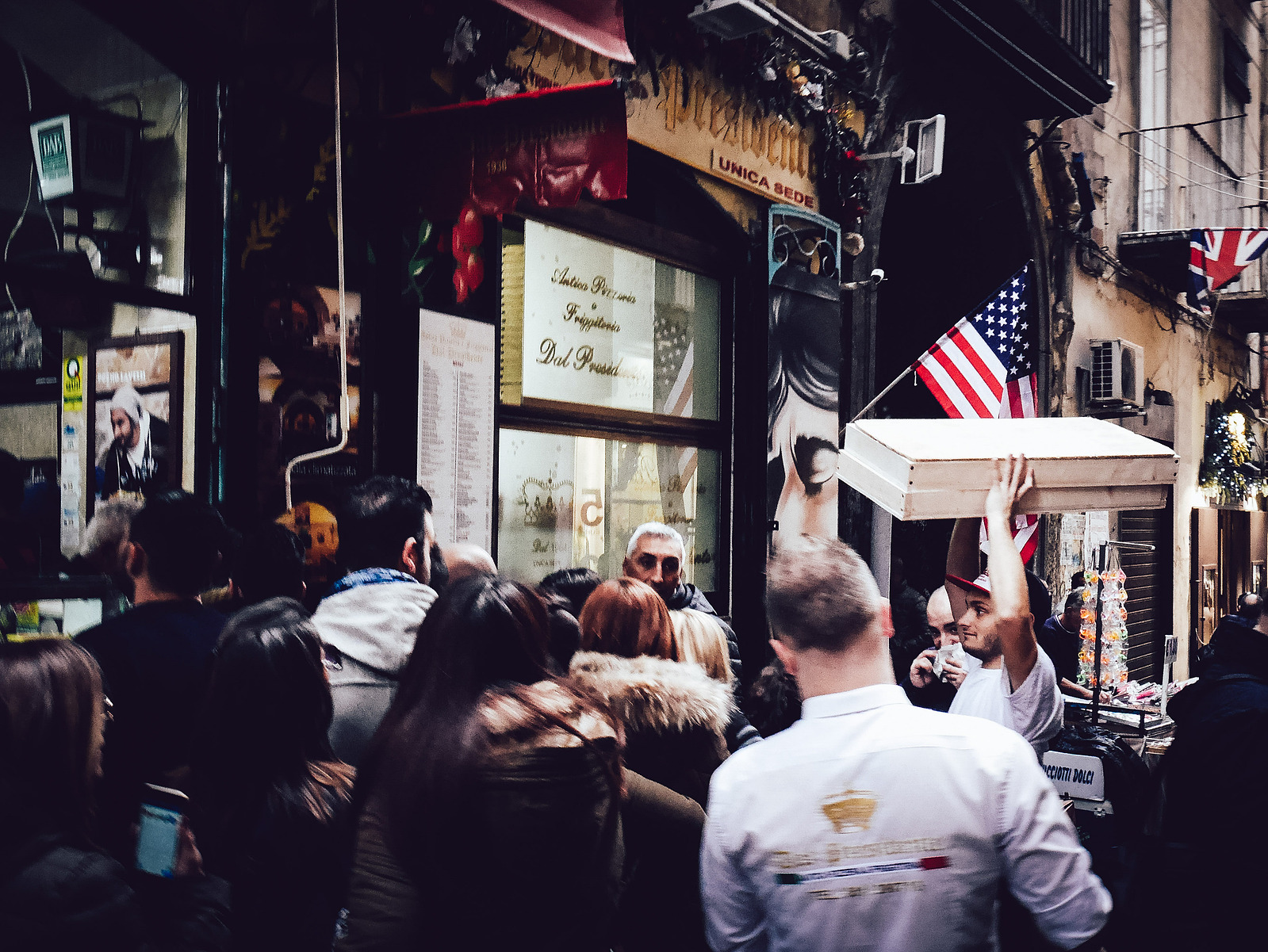 Une rue pleine de monde à Naples.