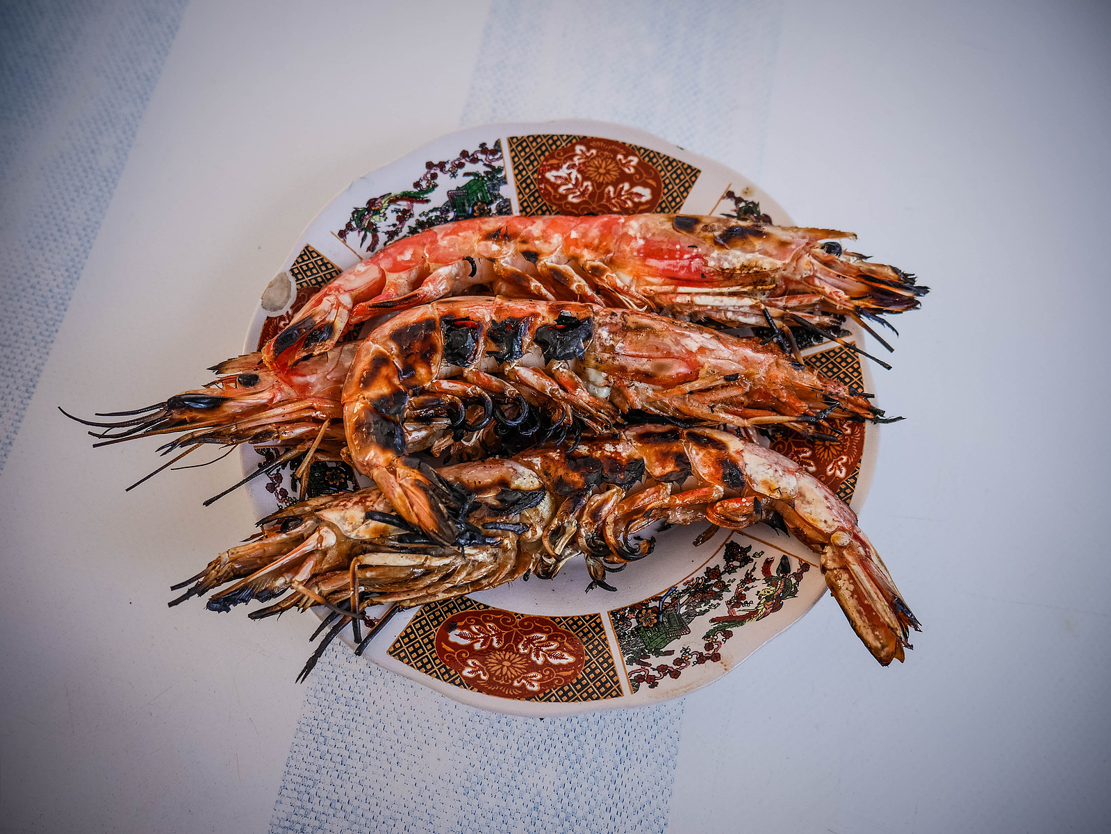 Une assiette de gambas grillées.
