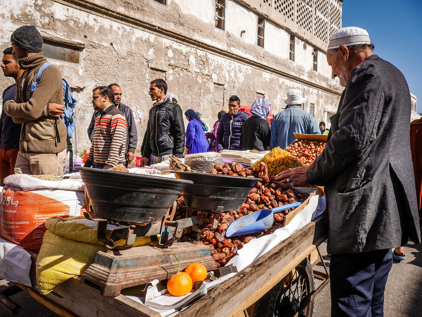 Au cœur d'une brocante au Maroc.