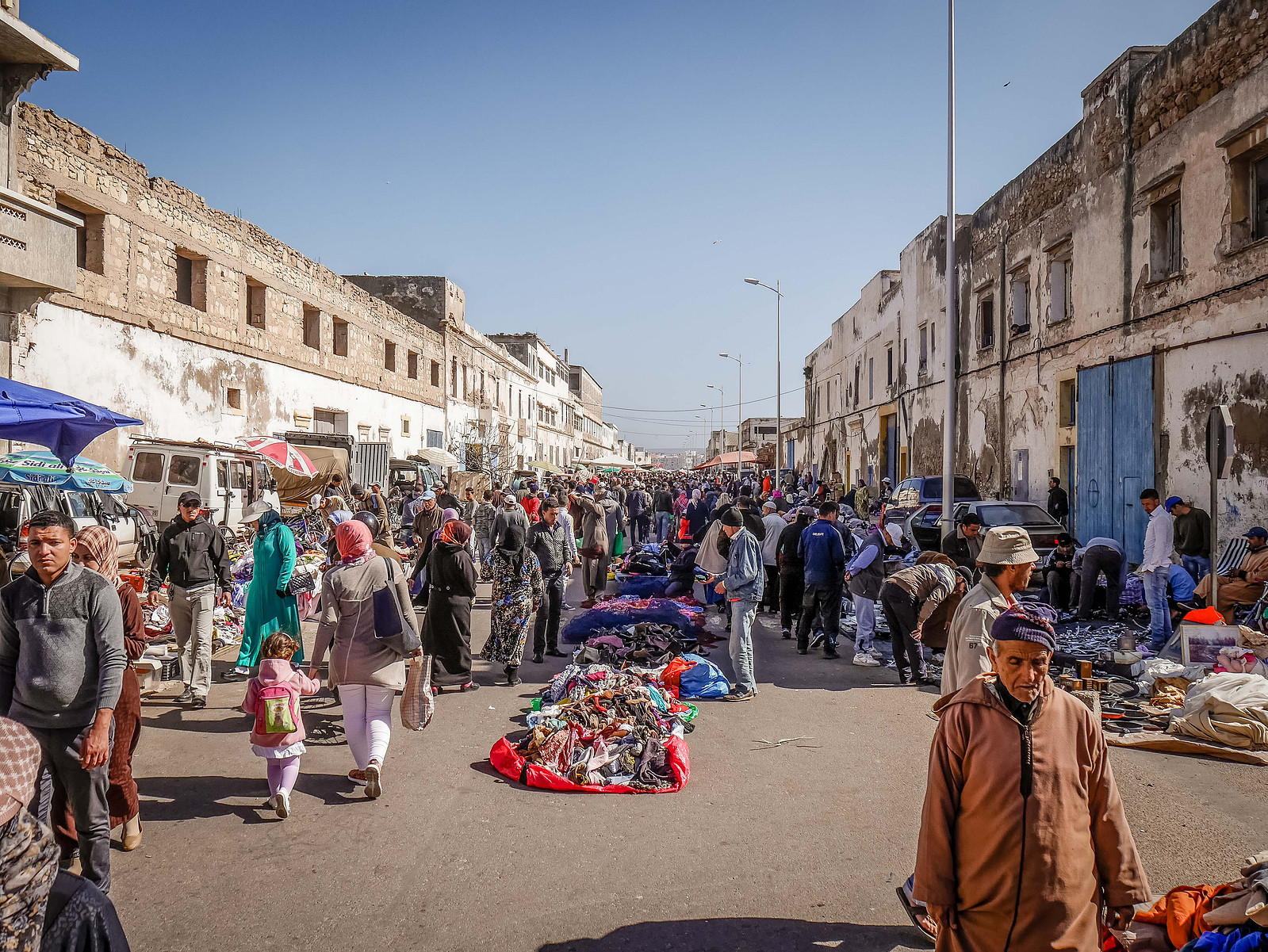 Au cœur d'une brocante au Maroc.