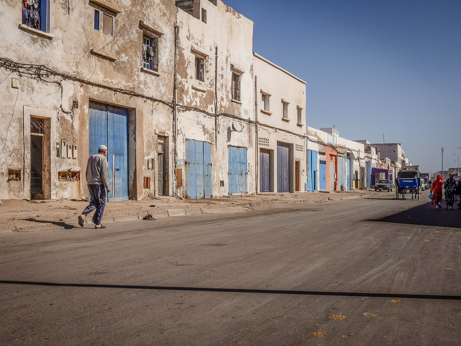 Une rue de banlieue au Maroc.