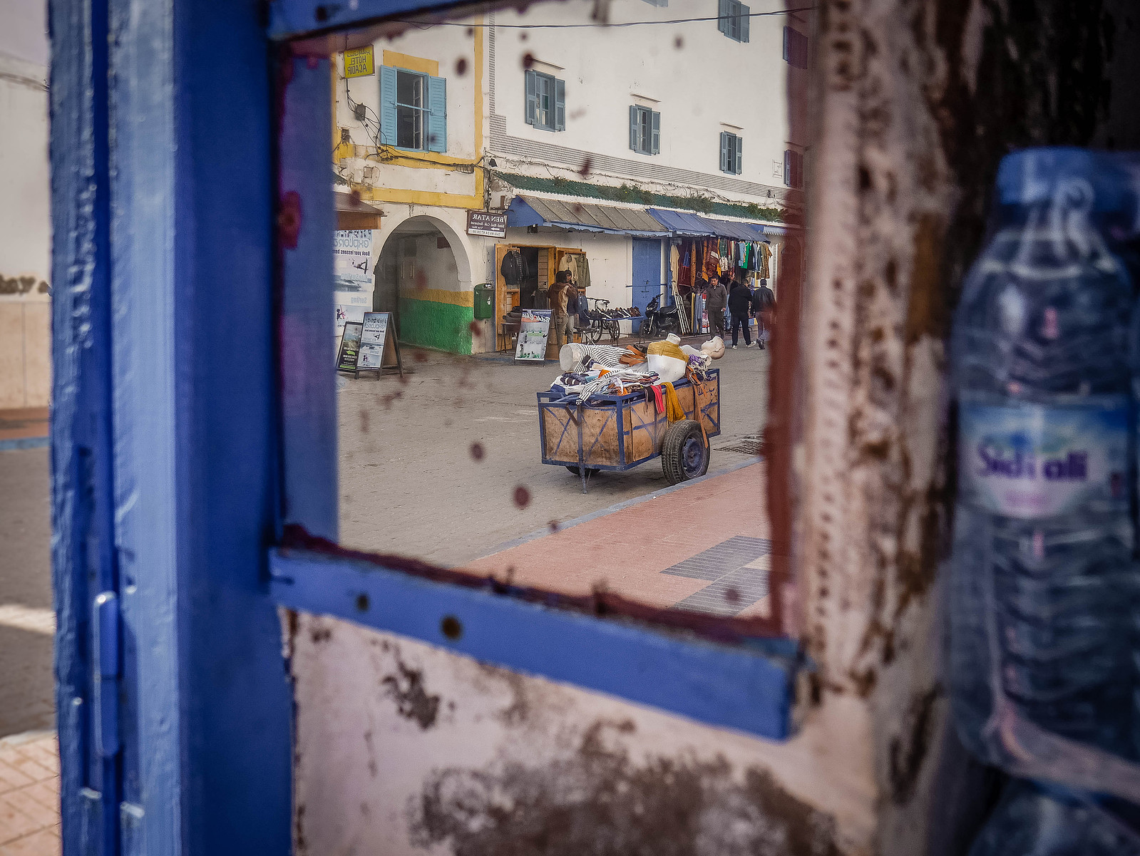 Le reflet d'une ruelle dans un miroir.