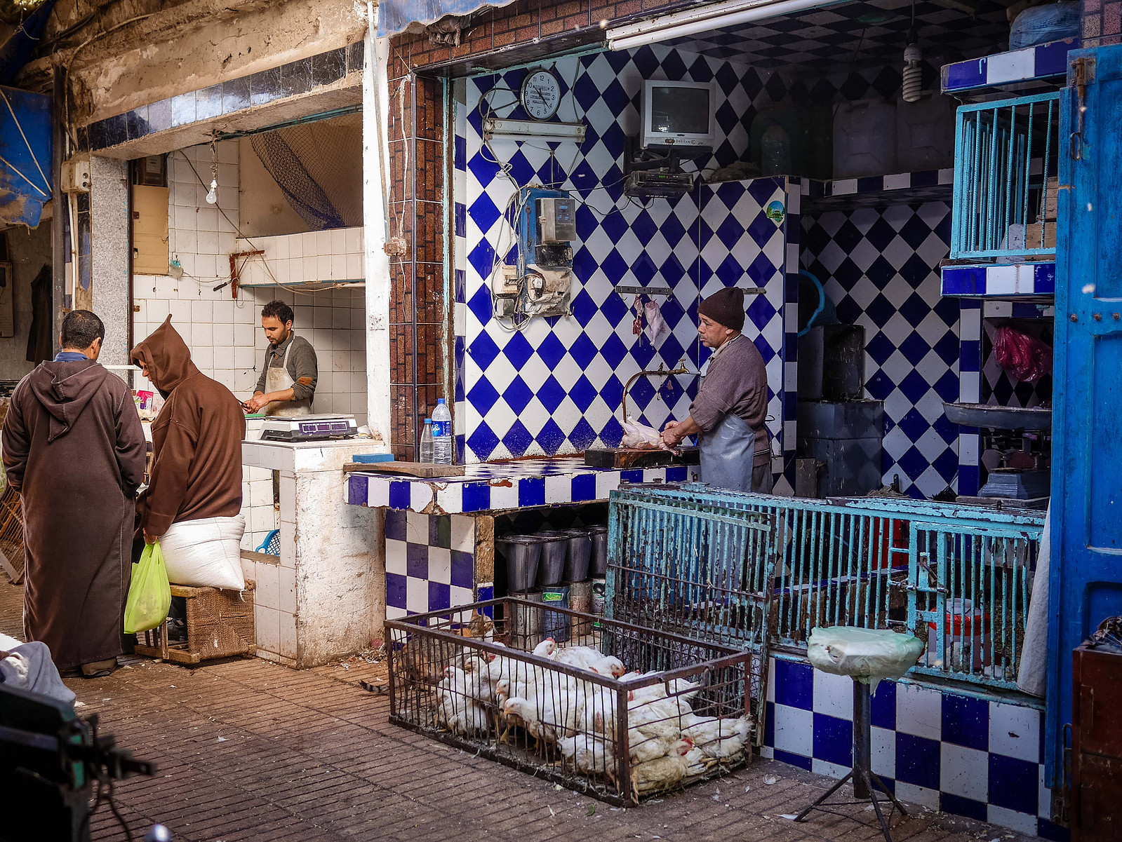 Un boutique de vente de poulet.