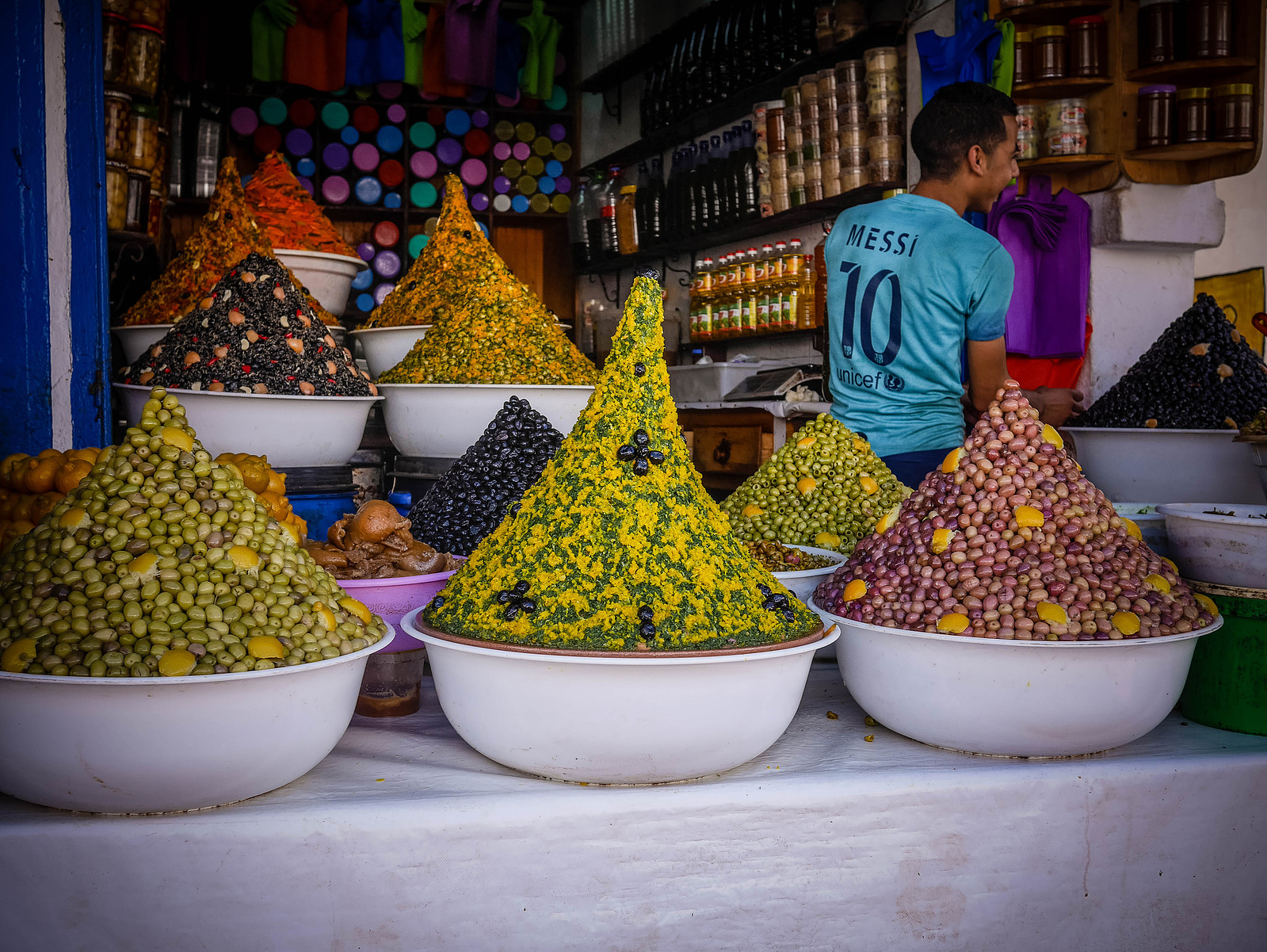 Des montagnes d'olives dans une petite boutique.