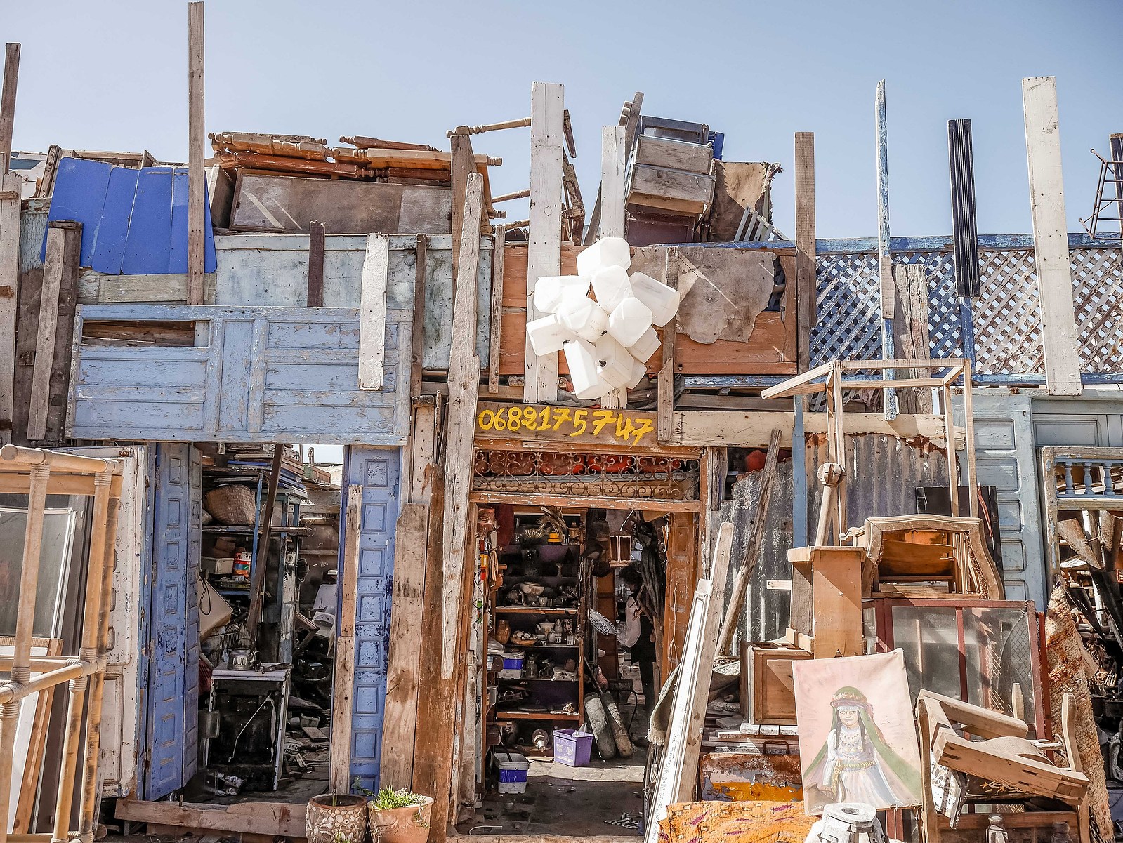 Au cœur d'une brocante au Maroc.