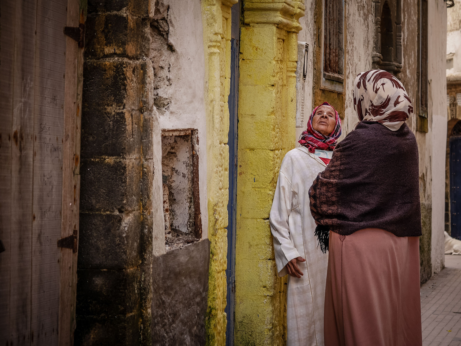 Une vielle femme dans une ruelle d'Essaouira.