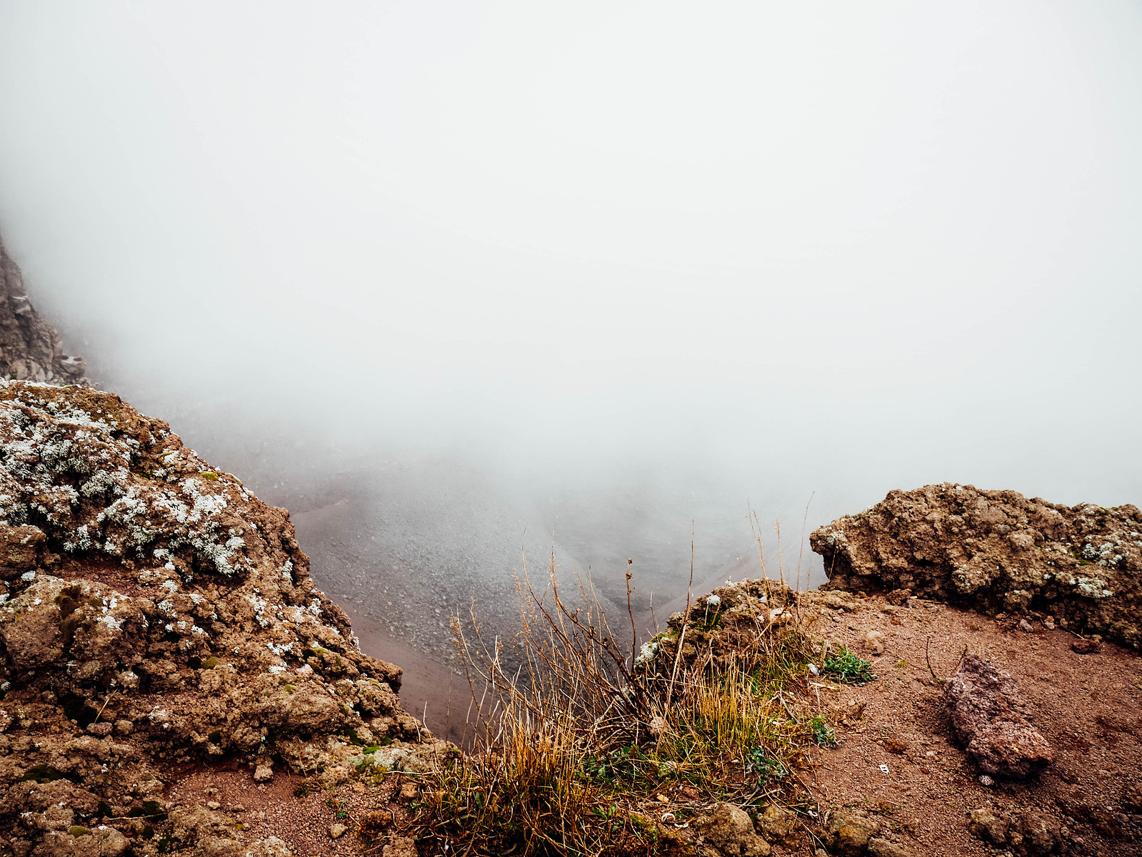 Le Vésuve dans le brouillard.