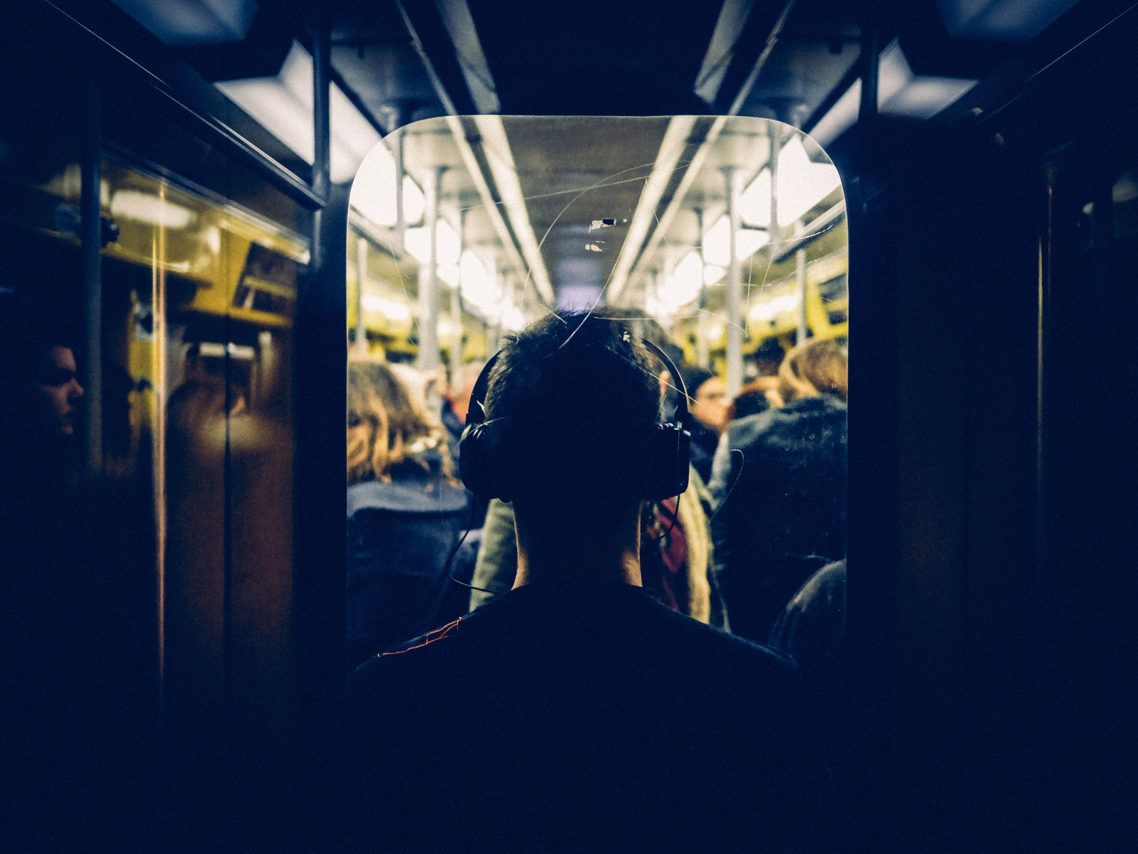 Une personne écoute de la musique dans le métro.