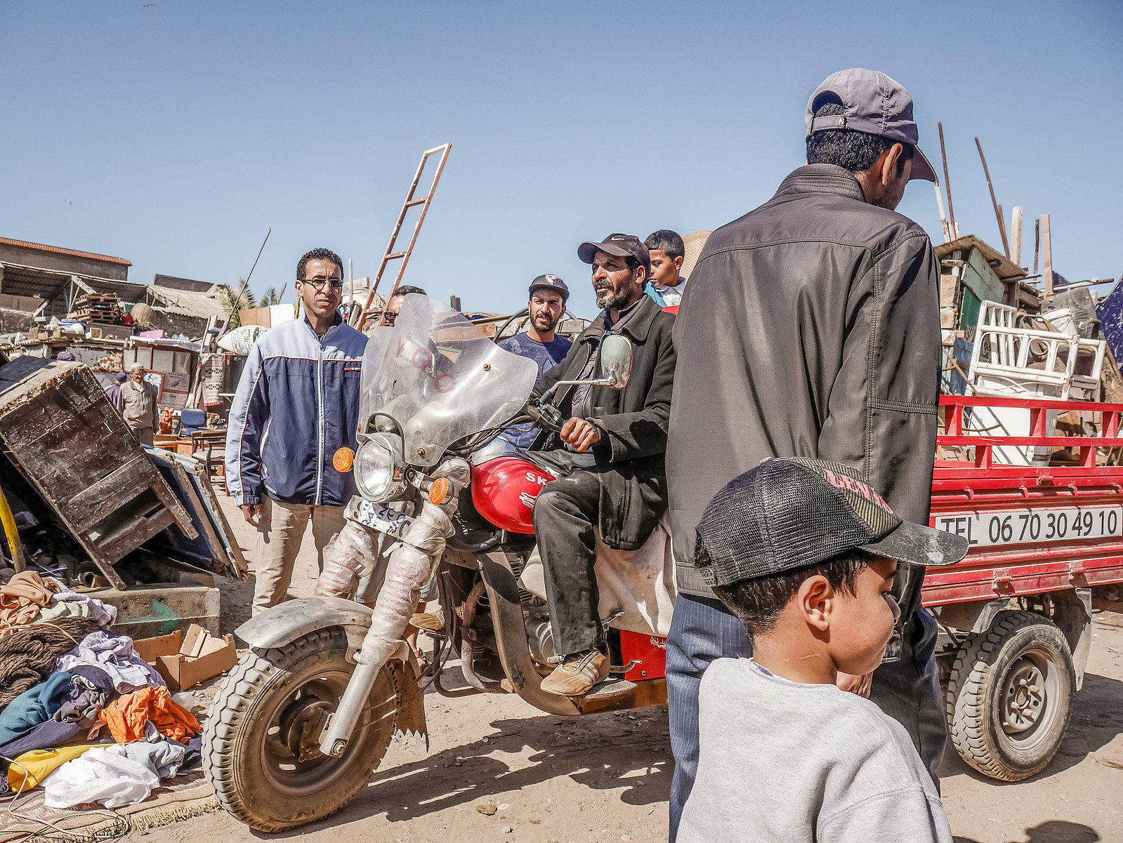 Au cœur d'une brocante au Maroc.