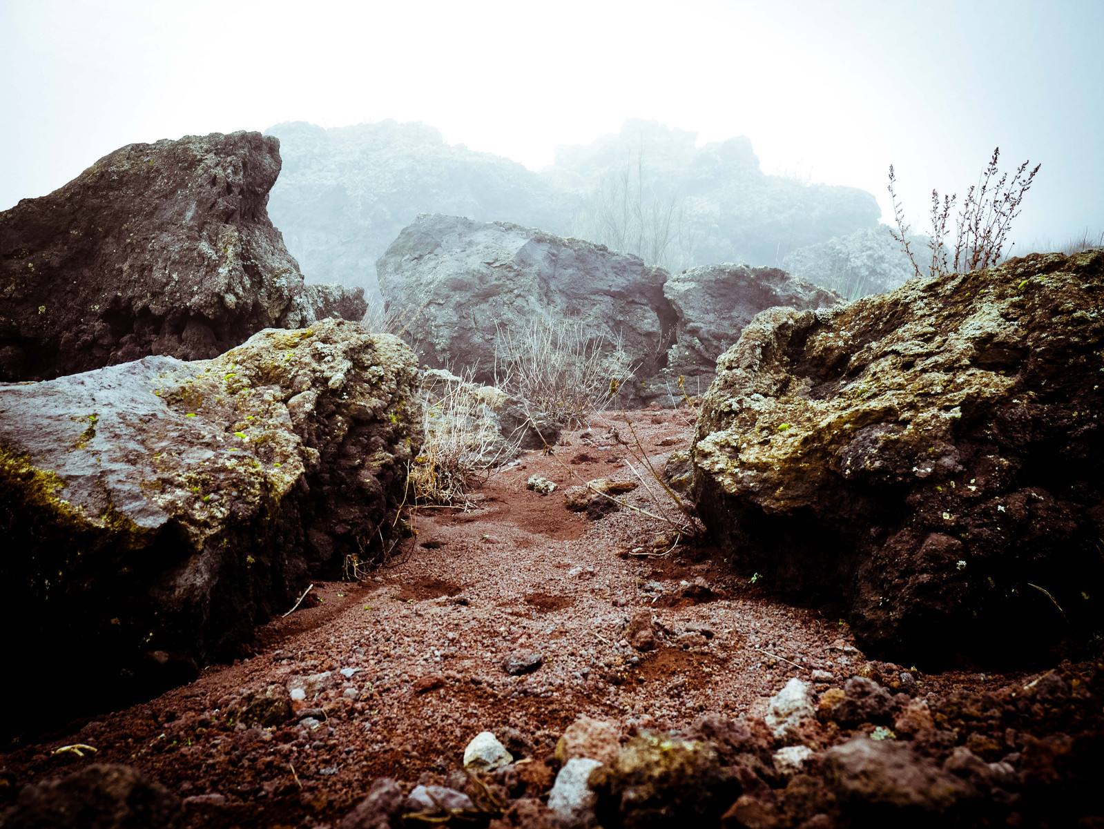 Le Vésuve dans le brouillard.