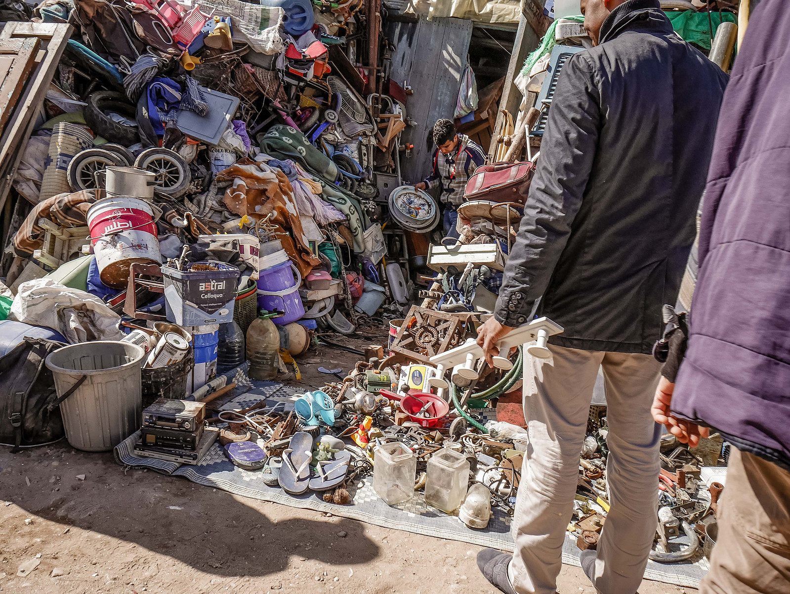Au cœur d'une brocante au Maroc.