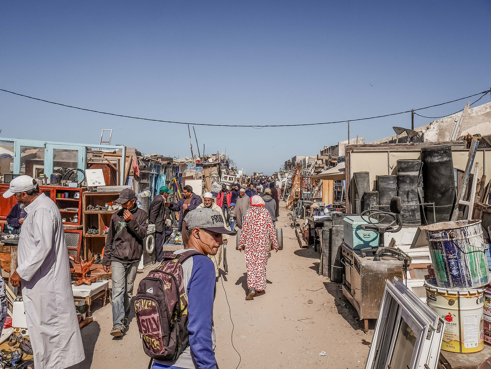 Au cœur d'une brocante au Maroc.