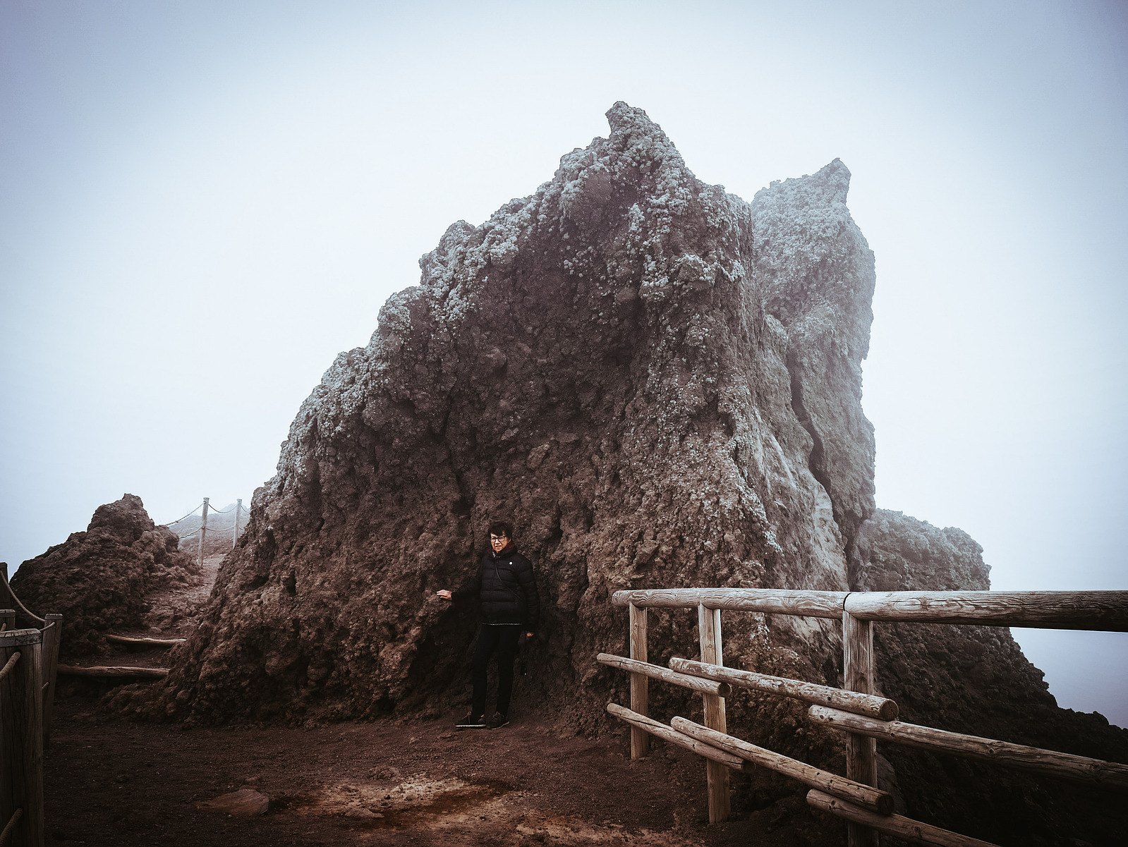 Une femme pose sur Vésuve dans le brouillard.