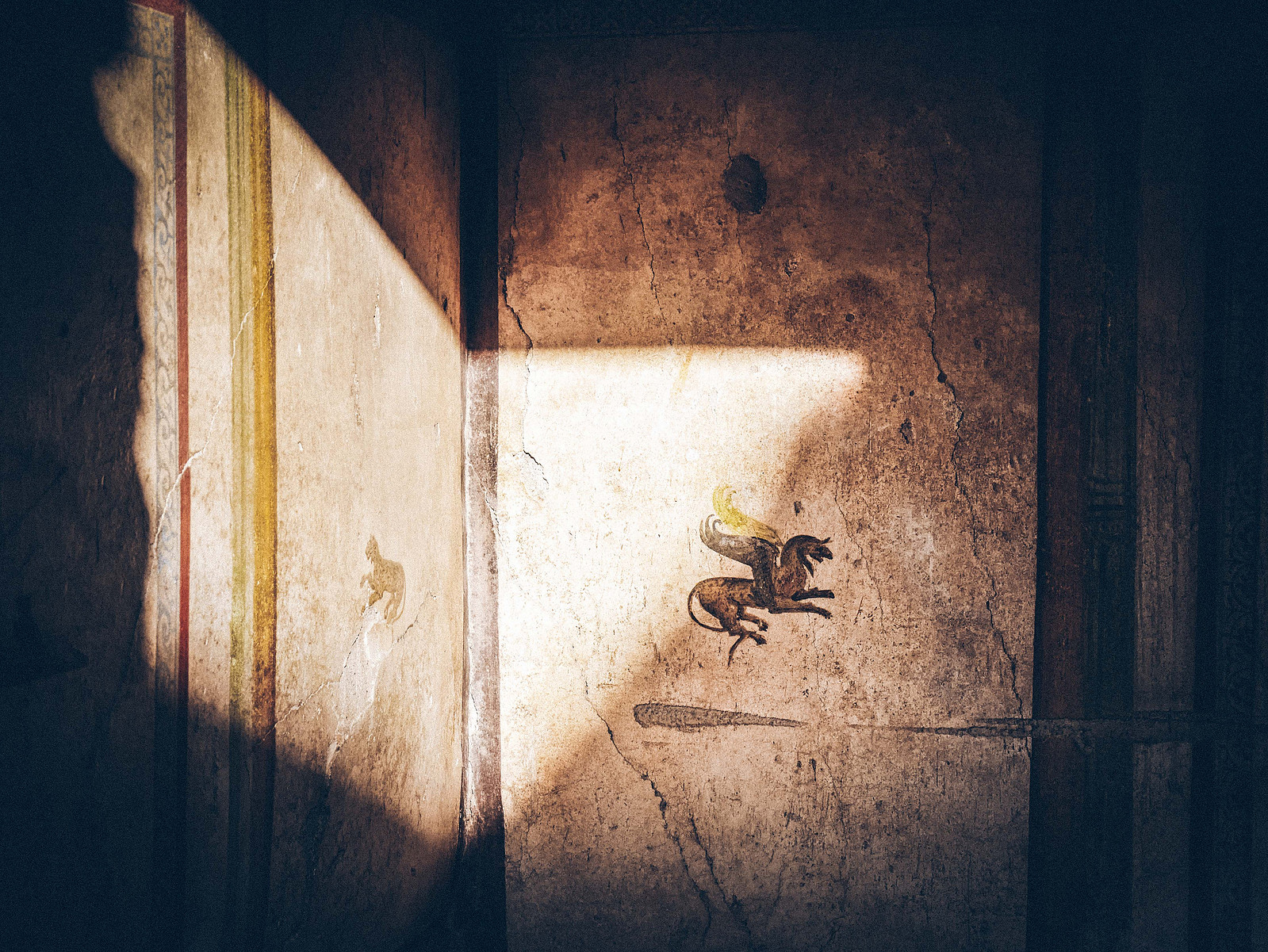 Un trait de lumière sur un mur de Pompéi.