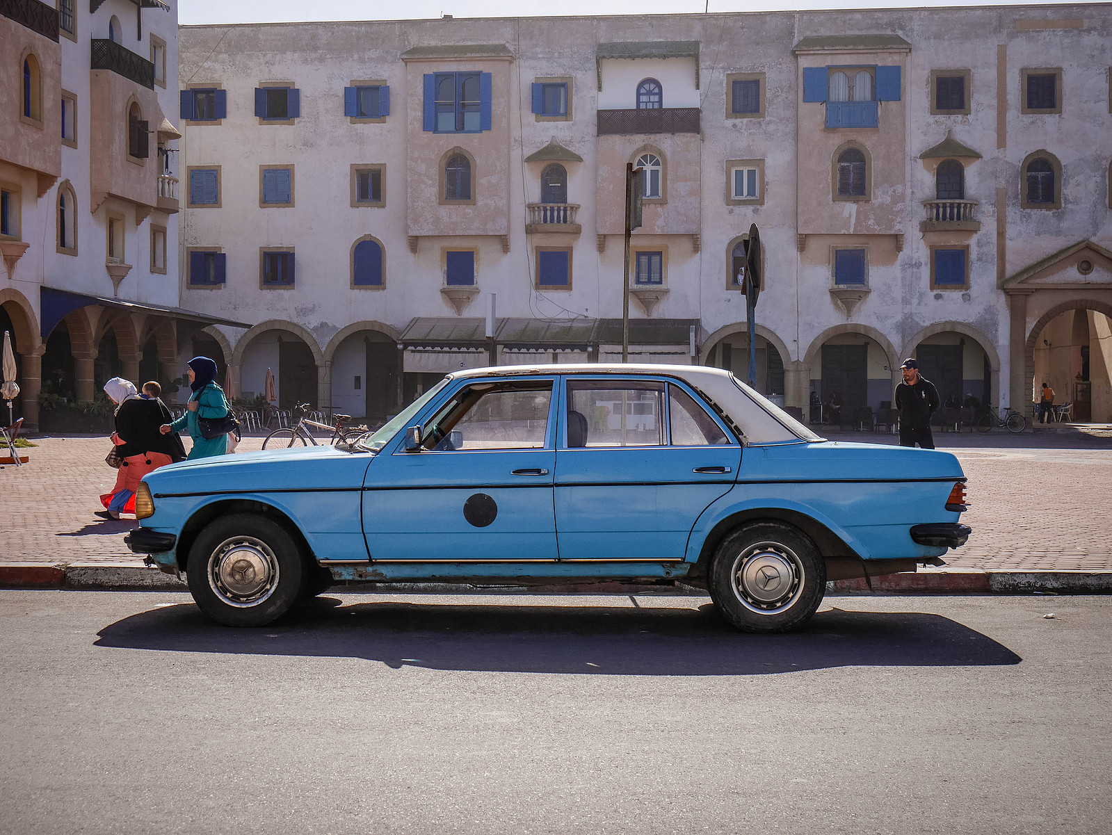 Un taxi bleu.