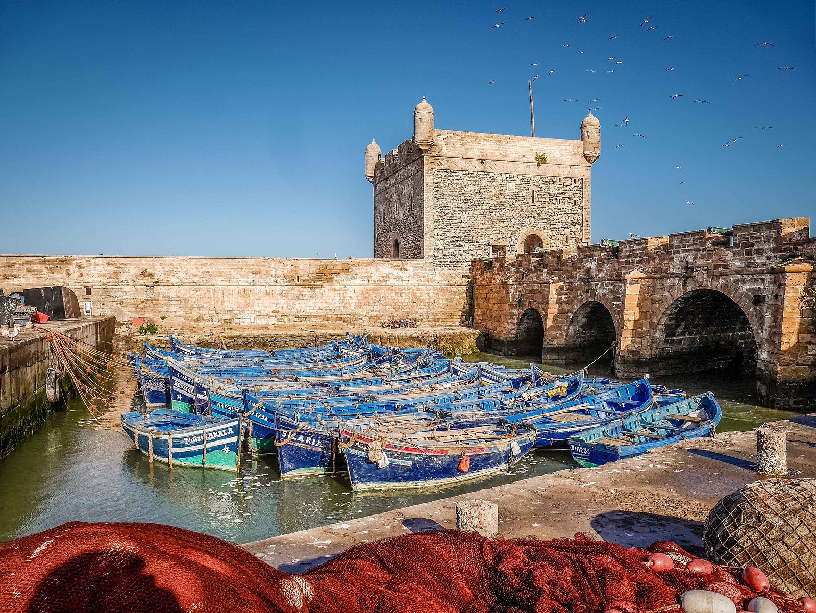 Le port d'Essaouira et ses bateaux bleus.
