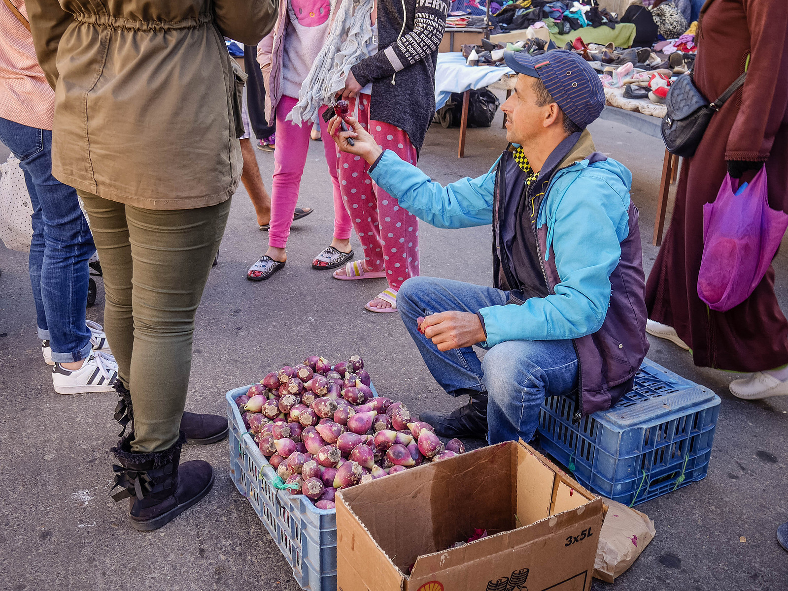 Au cœur d'une brocante au Maroc.