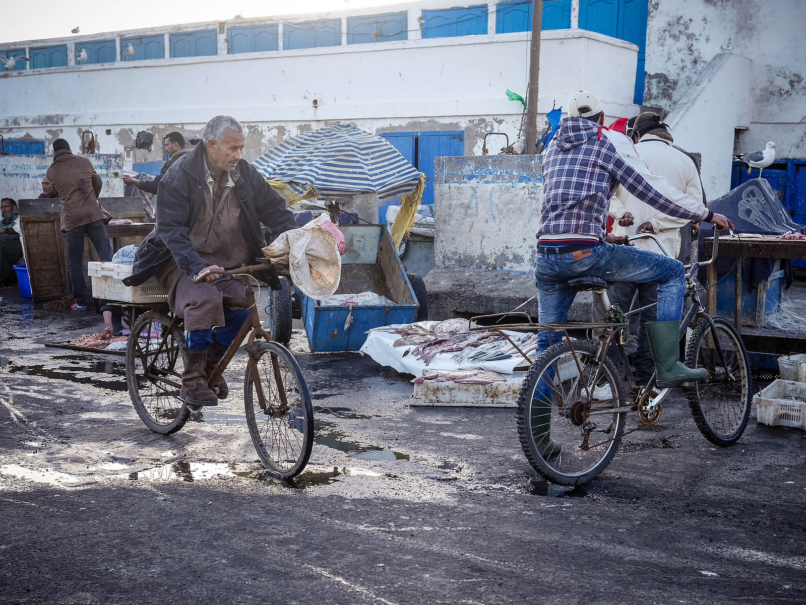 Des hommes à vélo.