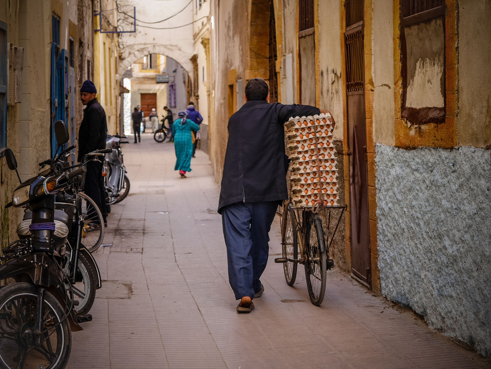 Un homme transportant des œufs sur son vélo.