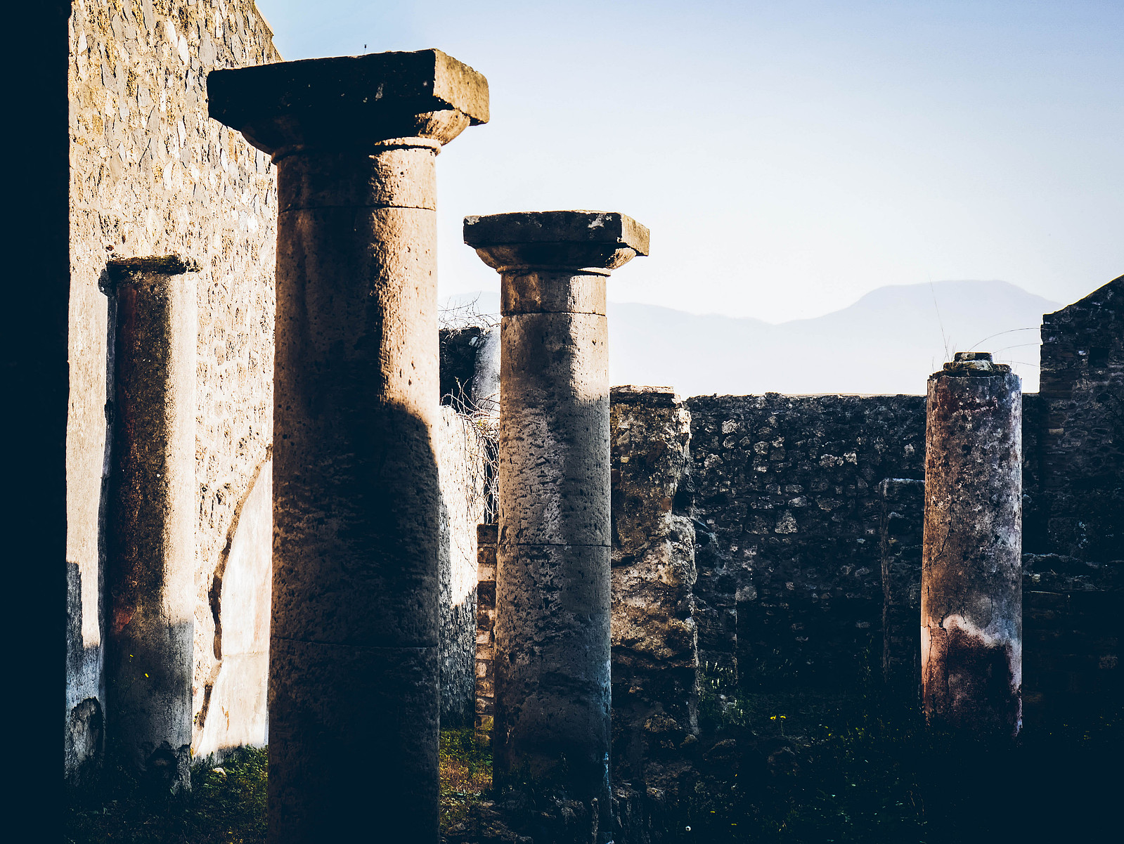 Des colonnes dans les ruines de Pompéi.