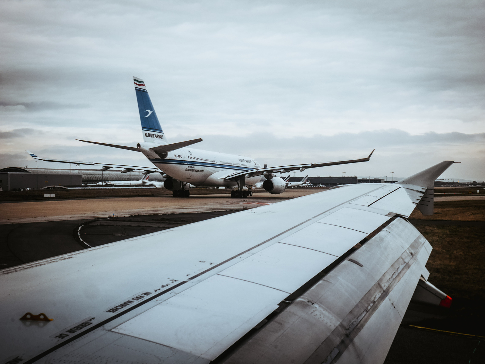 Un avion sur la piste de décollage.