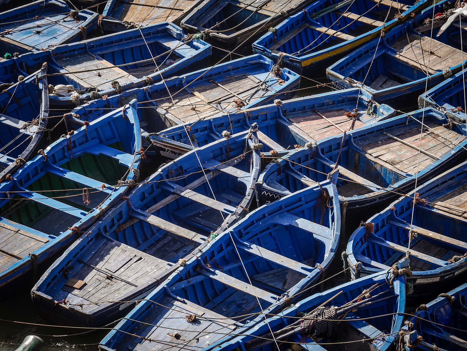 Un méli mélo de bateaux bleus.