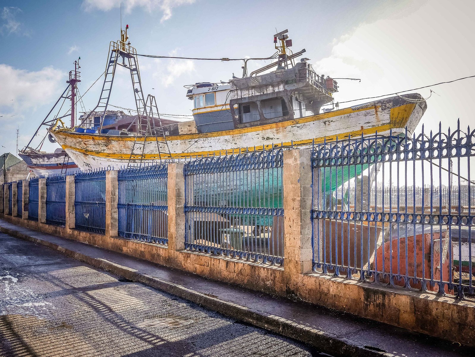 Un bateau en réparation.