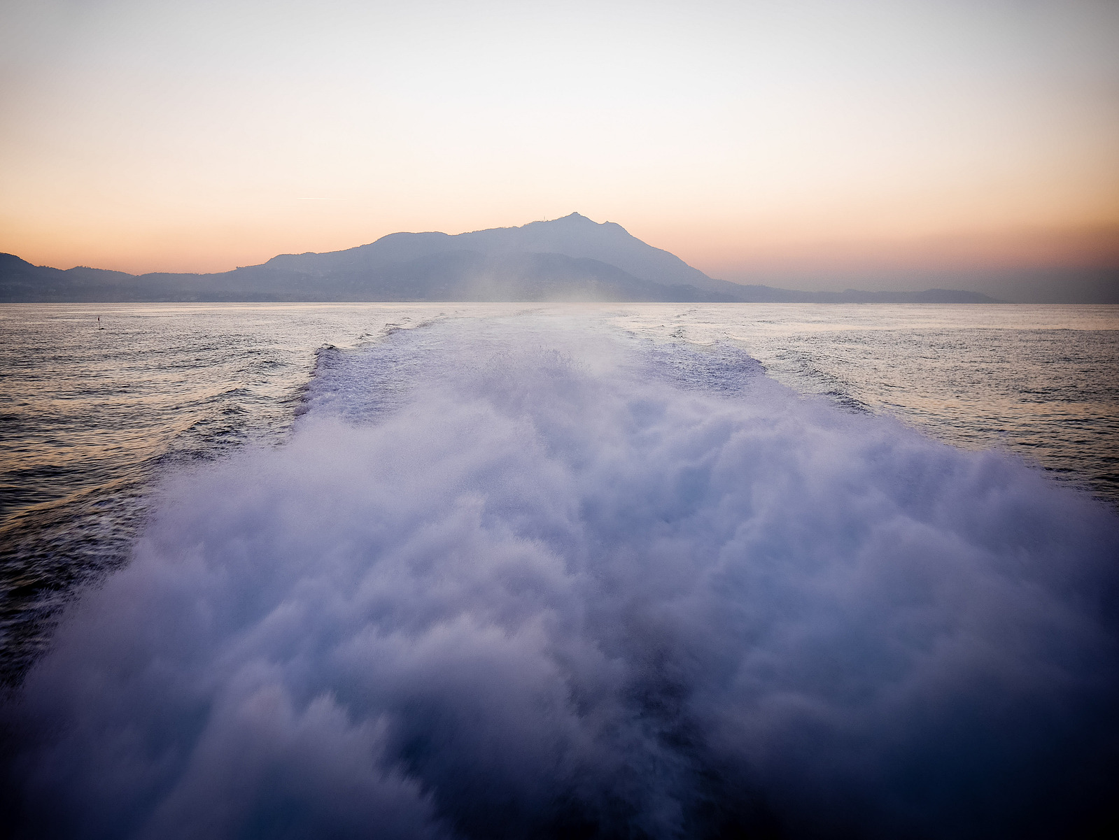 Le sillage d'un bateau sur la mer.