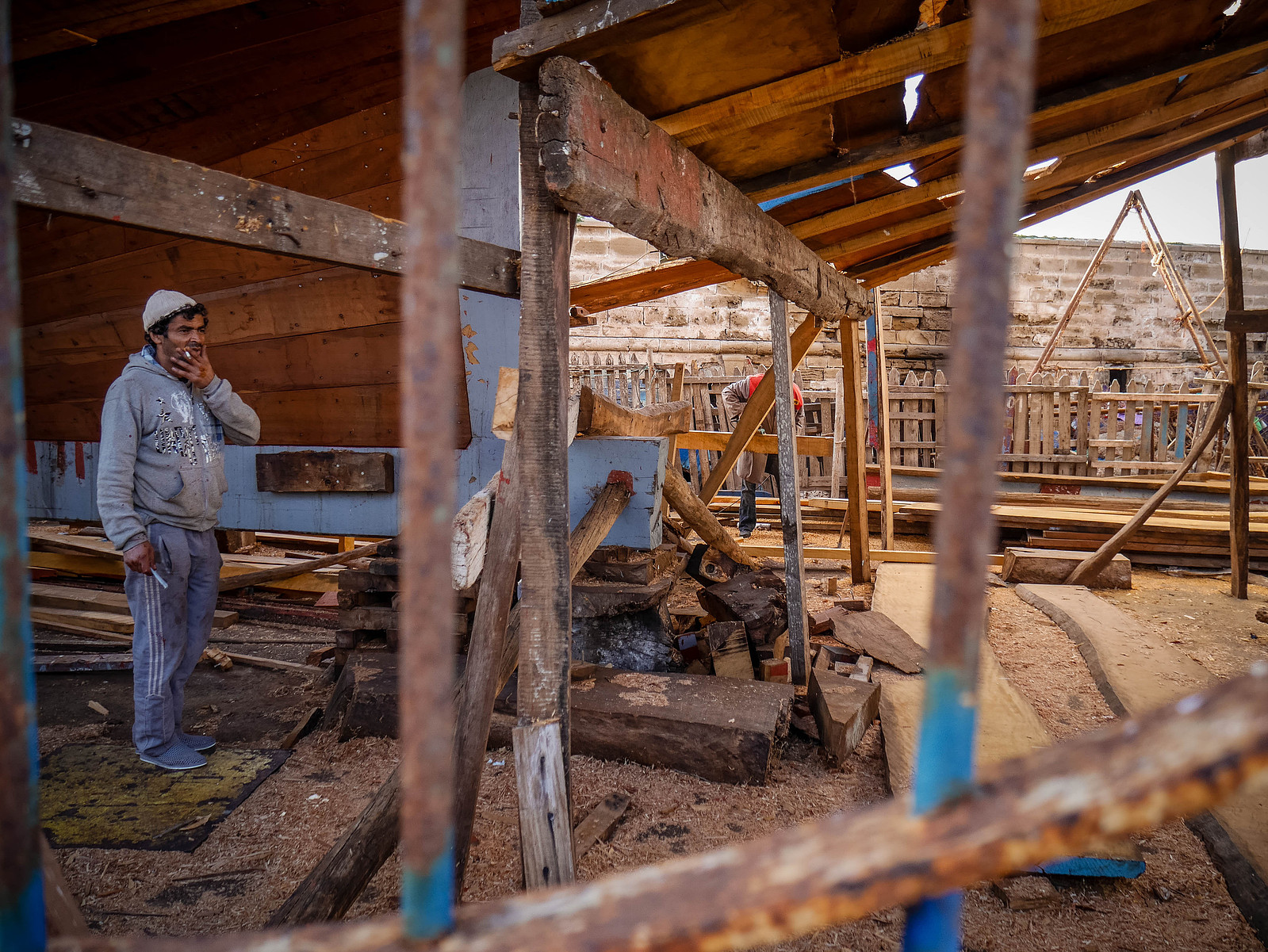 Un charpentier sur un chantier de construction de bateau.