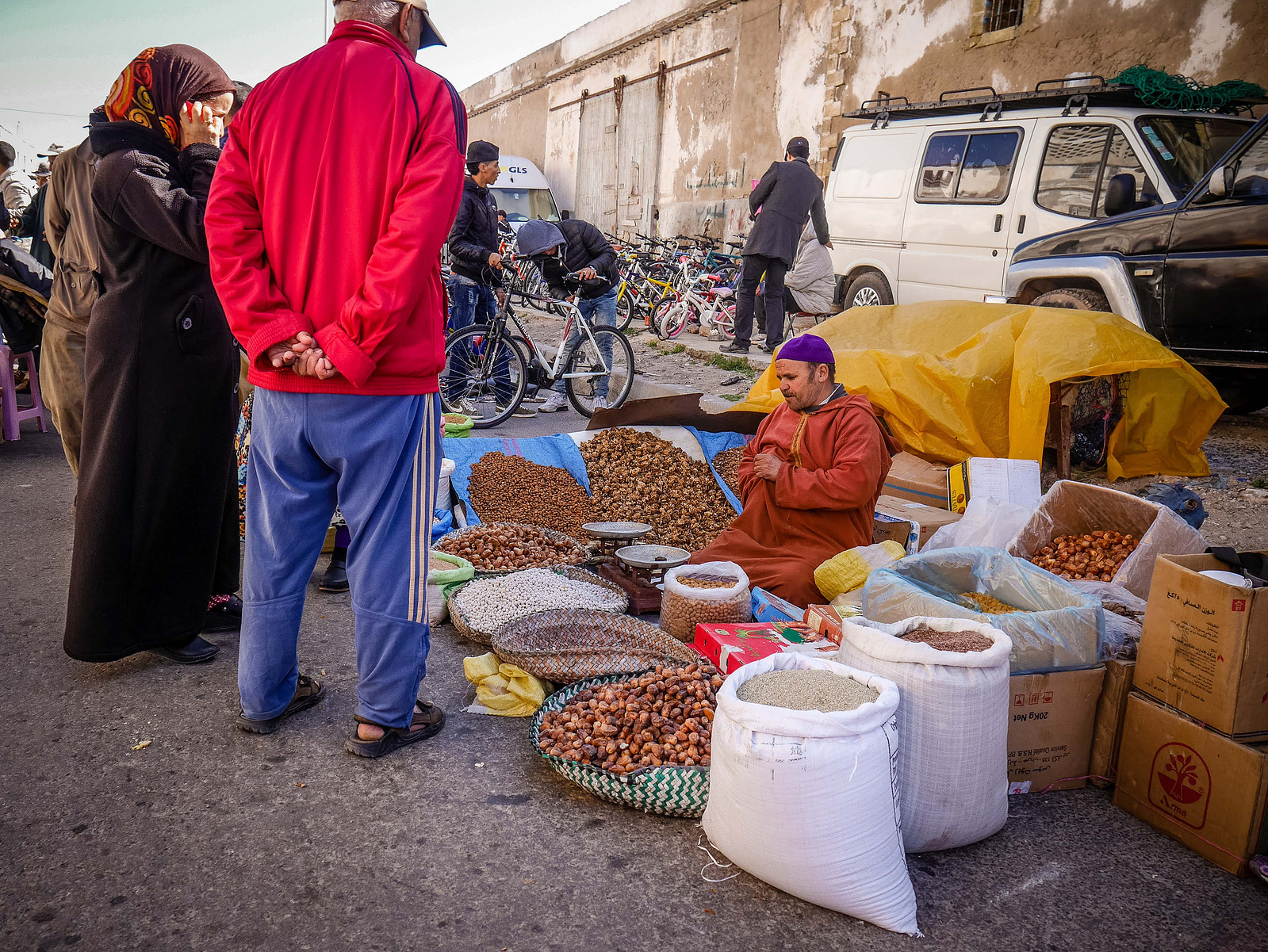 Au cœur d'une brocante au Maroc.