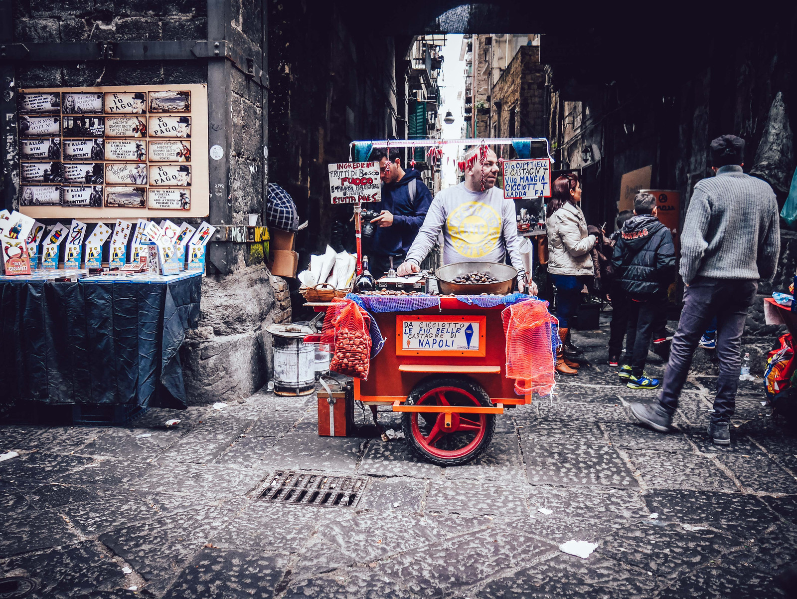 Un vendeur de marron à Naples.