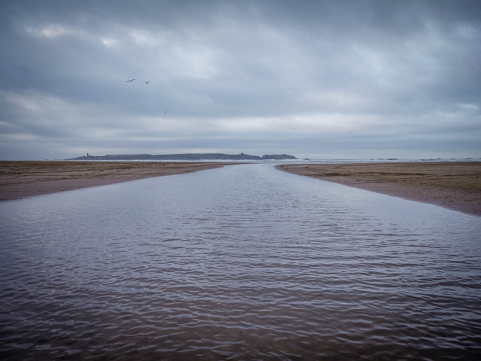 Un cour d'eau qui rejoint la mer.