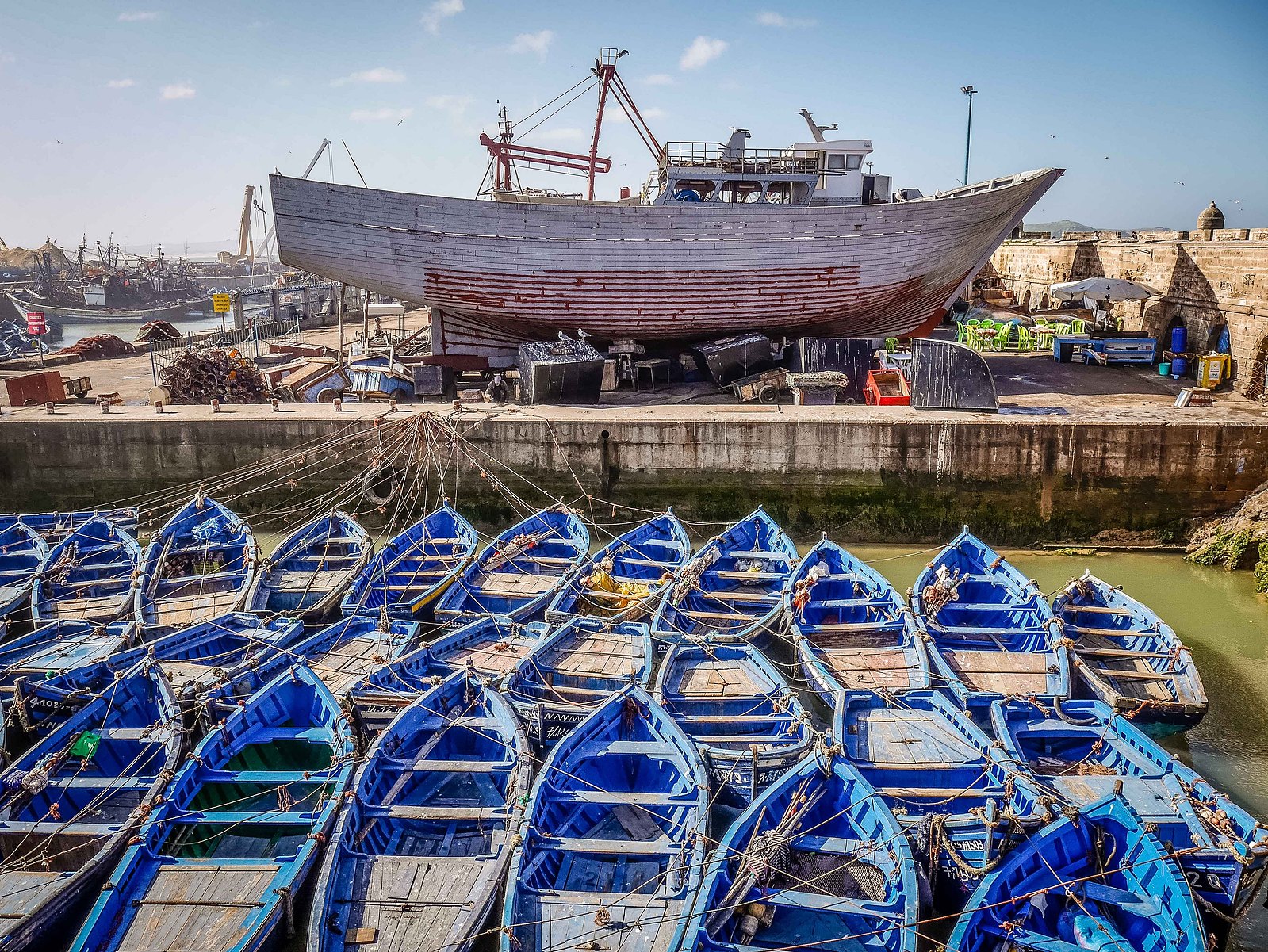 Des bateaux bleus dans le port d'Essaouira.