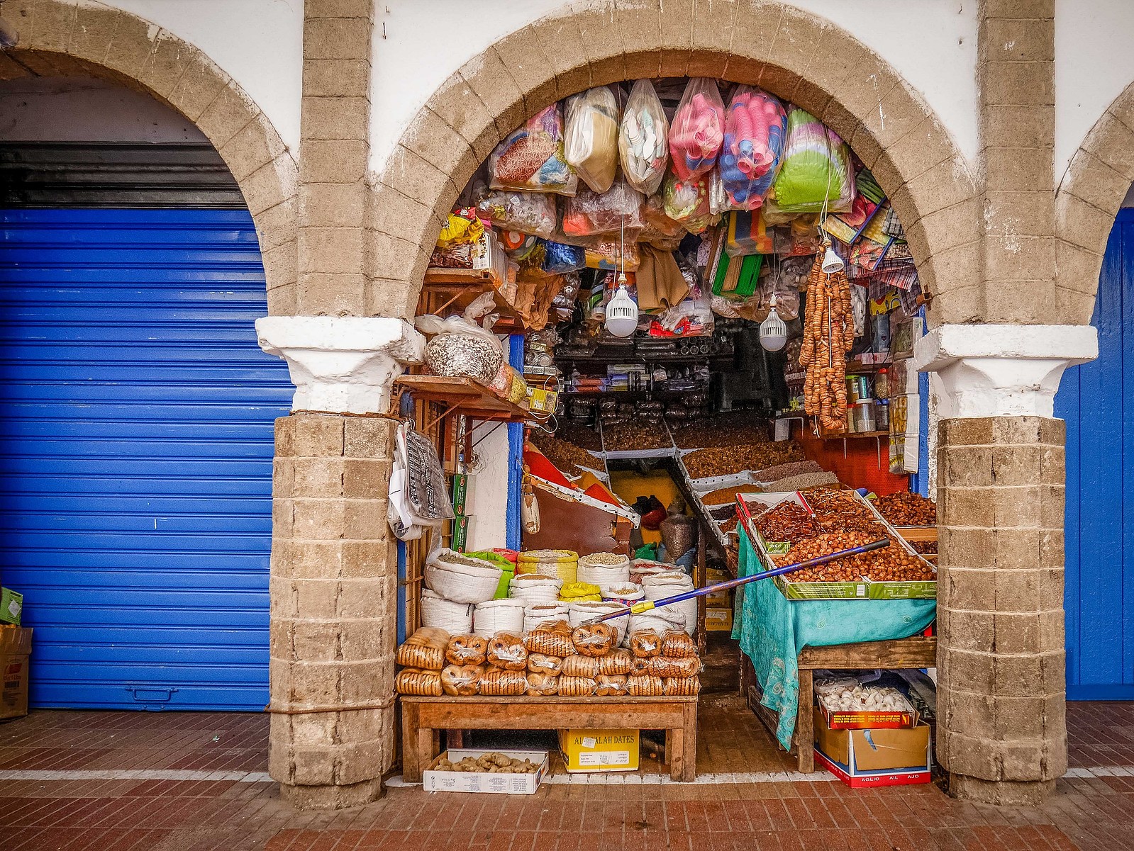 Un petit commerçant au Maroc.