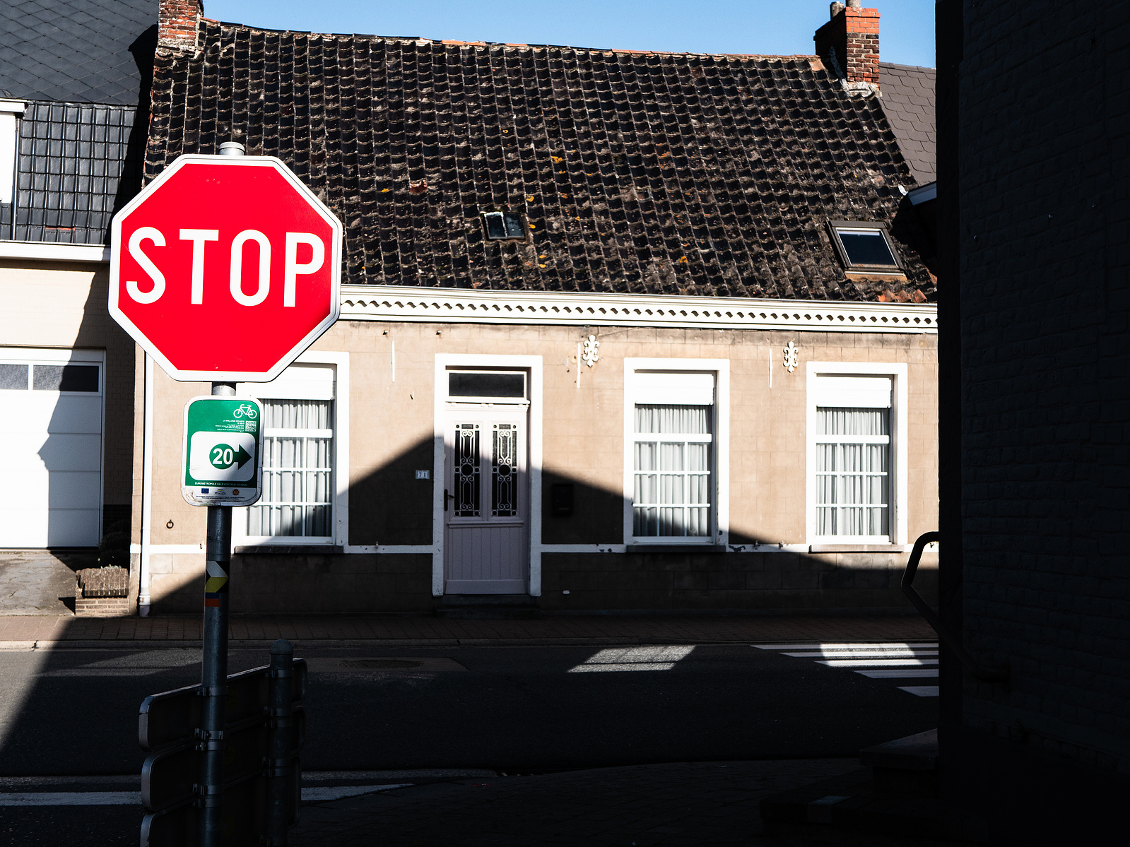Un panneau stop dans un village. Celles en Belgique.
