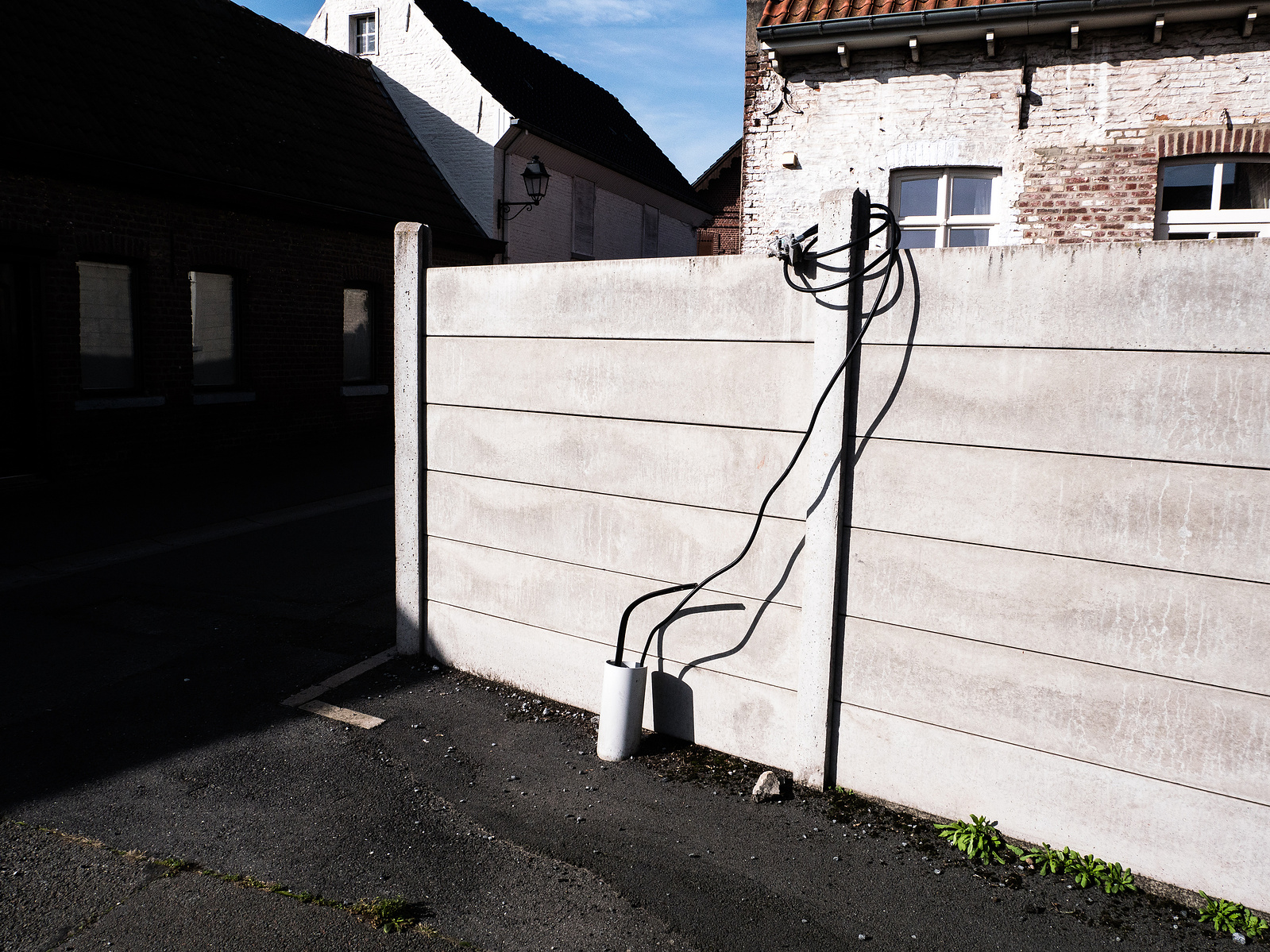 L'ombre d'un fil électrique sur un mur. Celles en Belgique.