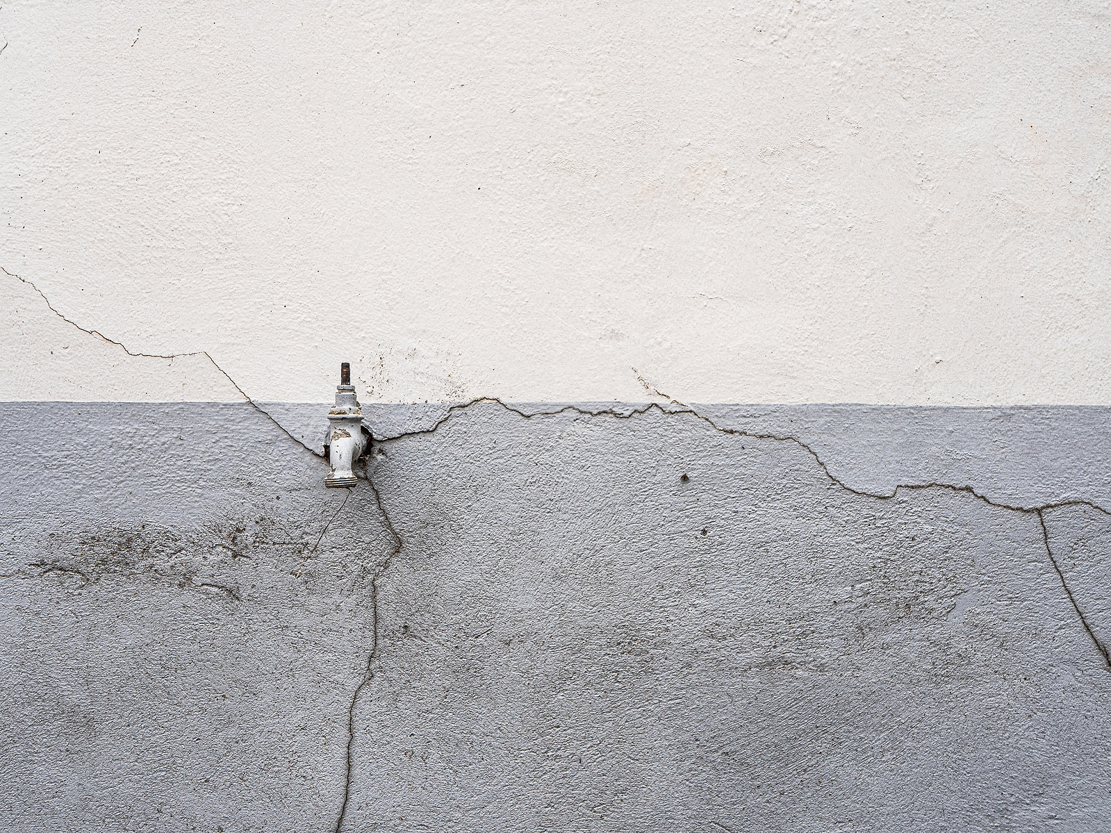 Un robinet qui fissure un mur. Celles en Belgique.