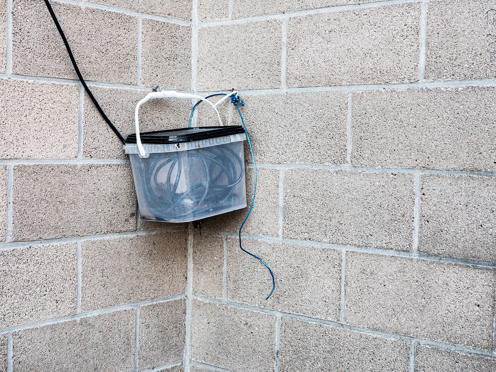 Un fil électrique sur un mur en parpaing. Celles en Belgique.