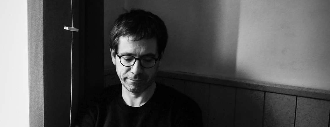 Un portrait en noir et blanc de Gautier Le Roch.